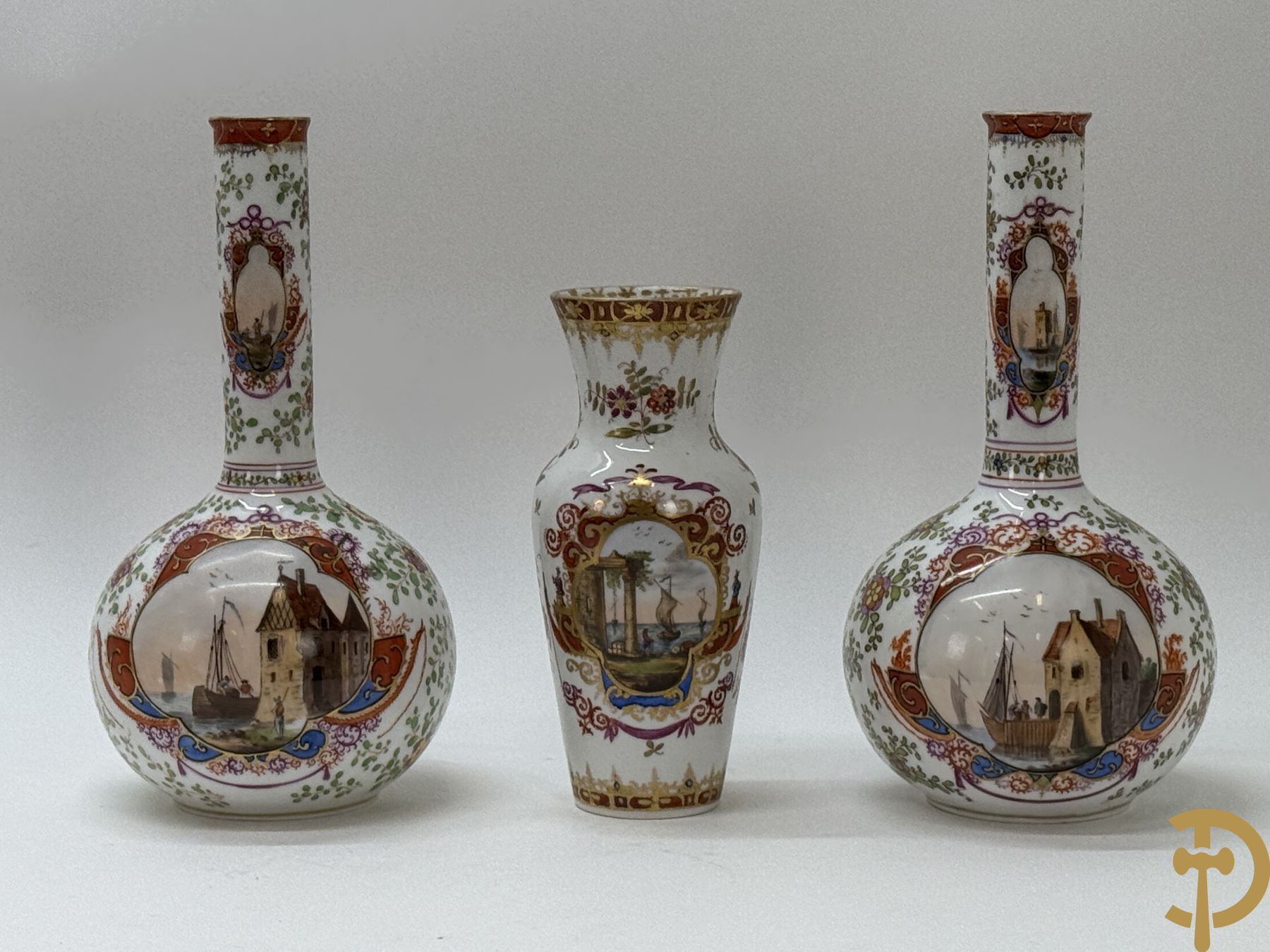 Paar kalebasvormige porseleienen vazen met antieke havenzichten + porseleinen vaasje met havenscènes, onderaan gemerkt
