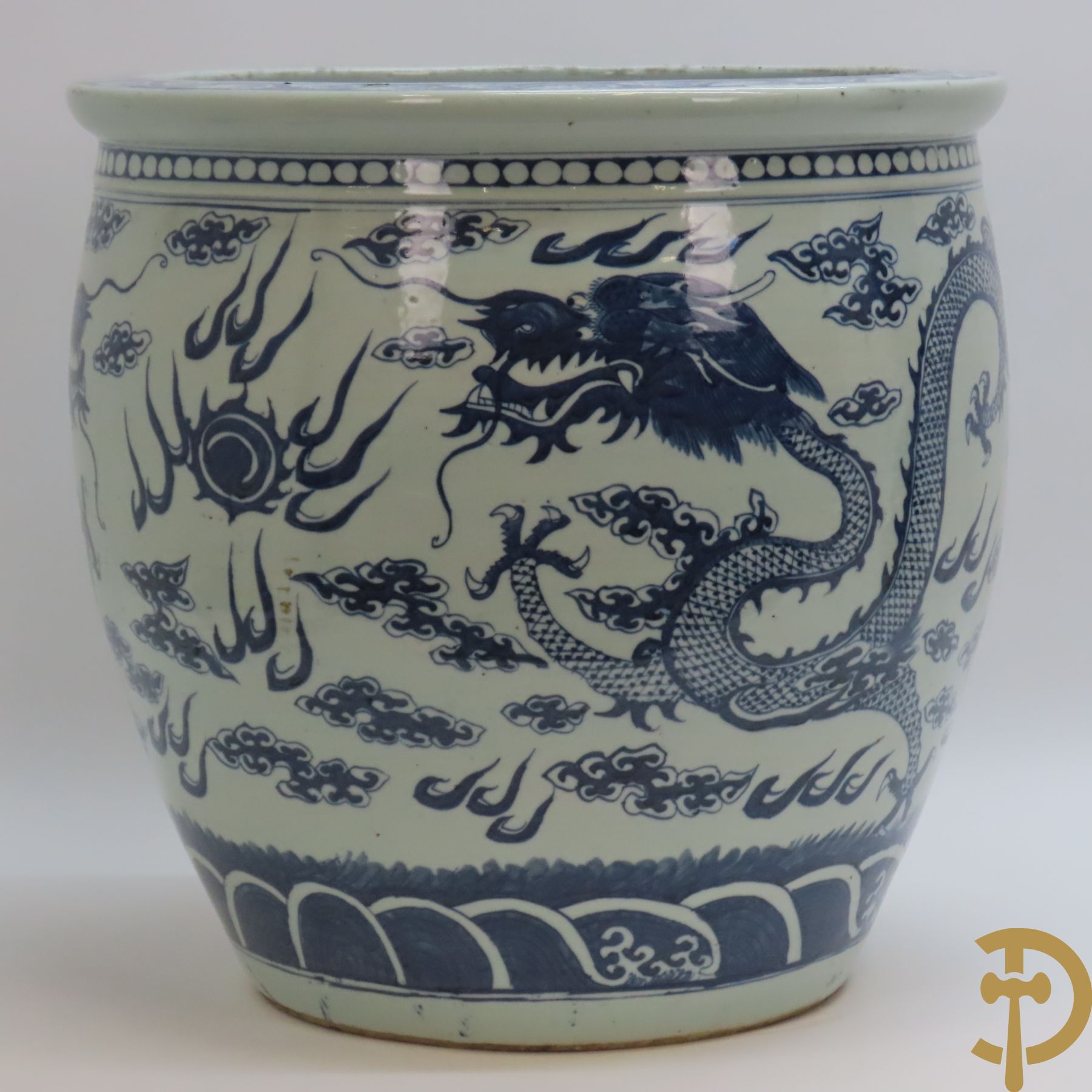 Chinese porseleinen blauw - witte cachepot met met drakenmotieven en wolkendecor