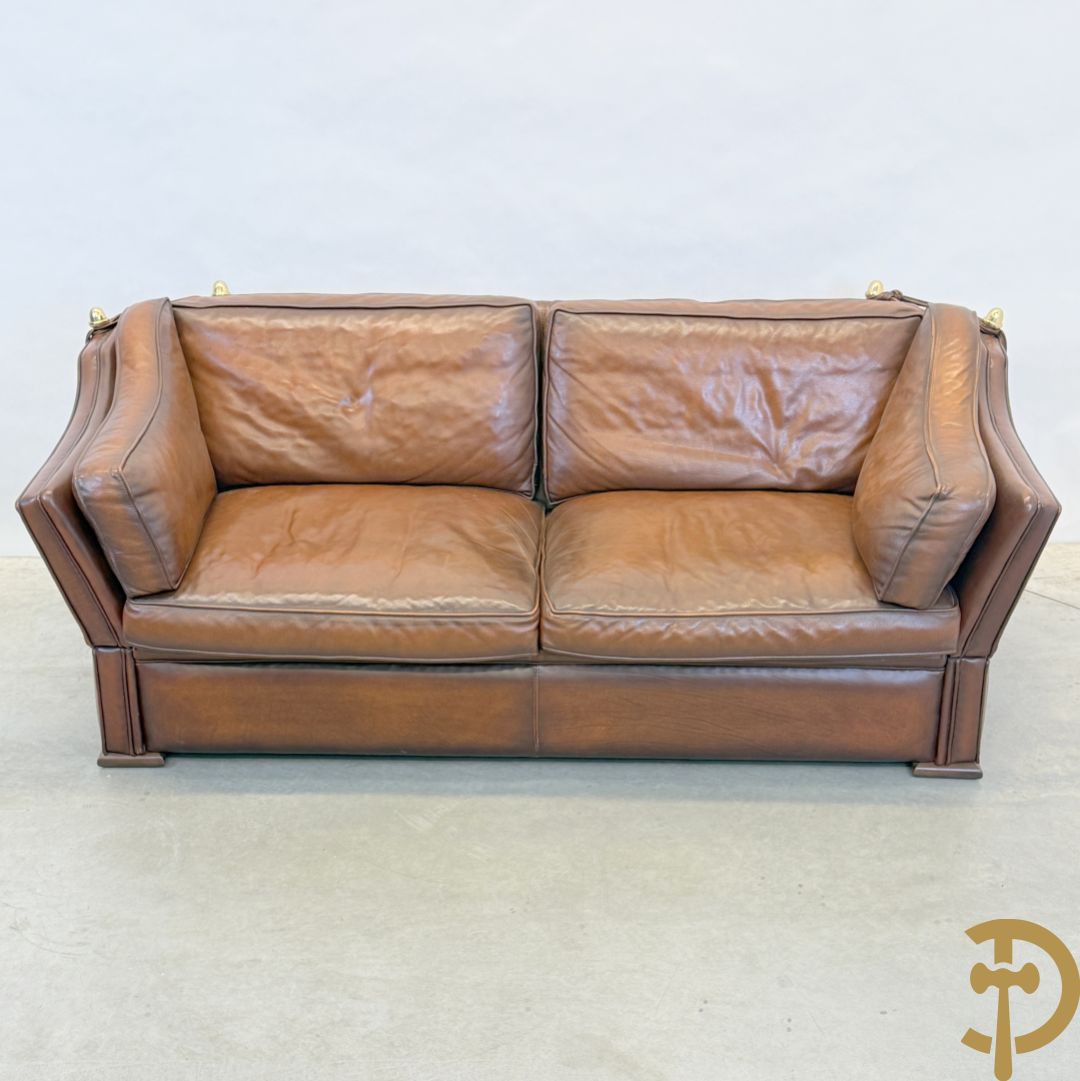 Bruin lederen canapé met kantelbare zijkanten en koperen denappels