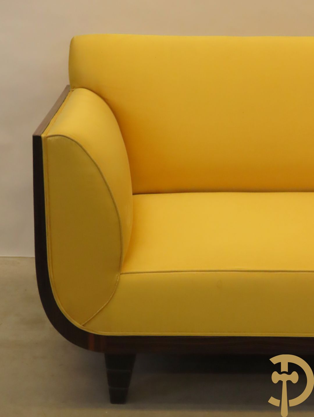 Canapé met gele zijden stof bekleed op palissander chassis, Art deco stijl
