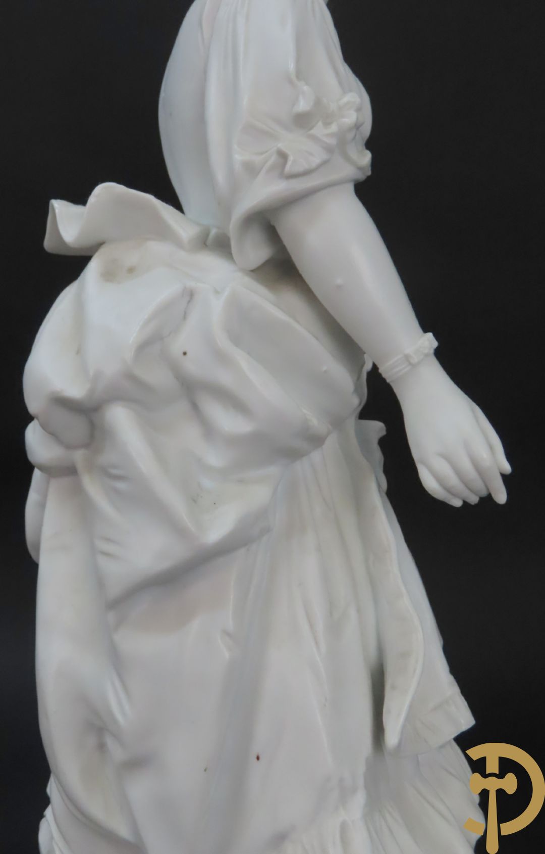 Paar grote witte biscuits van elegant koppel, onderaan gemerkt AM