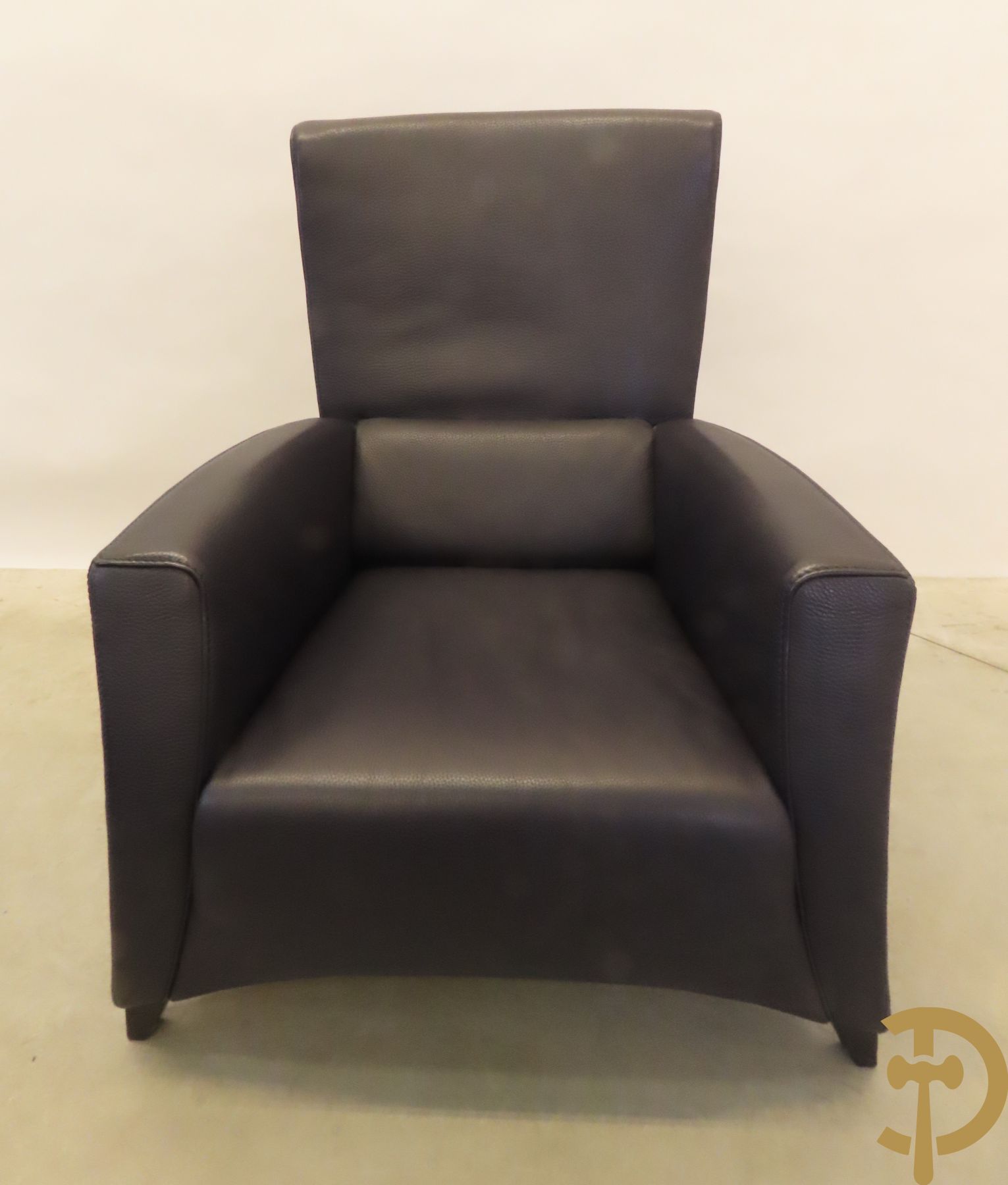 Blauw lederen salonensemble Durlet bestaande uit driezit, 2 fauteuils, 2 voetbankjes en bijzettafeltje met leder overtrokken