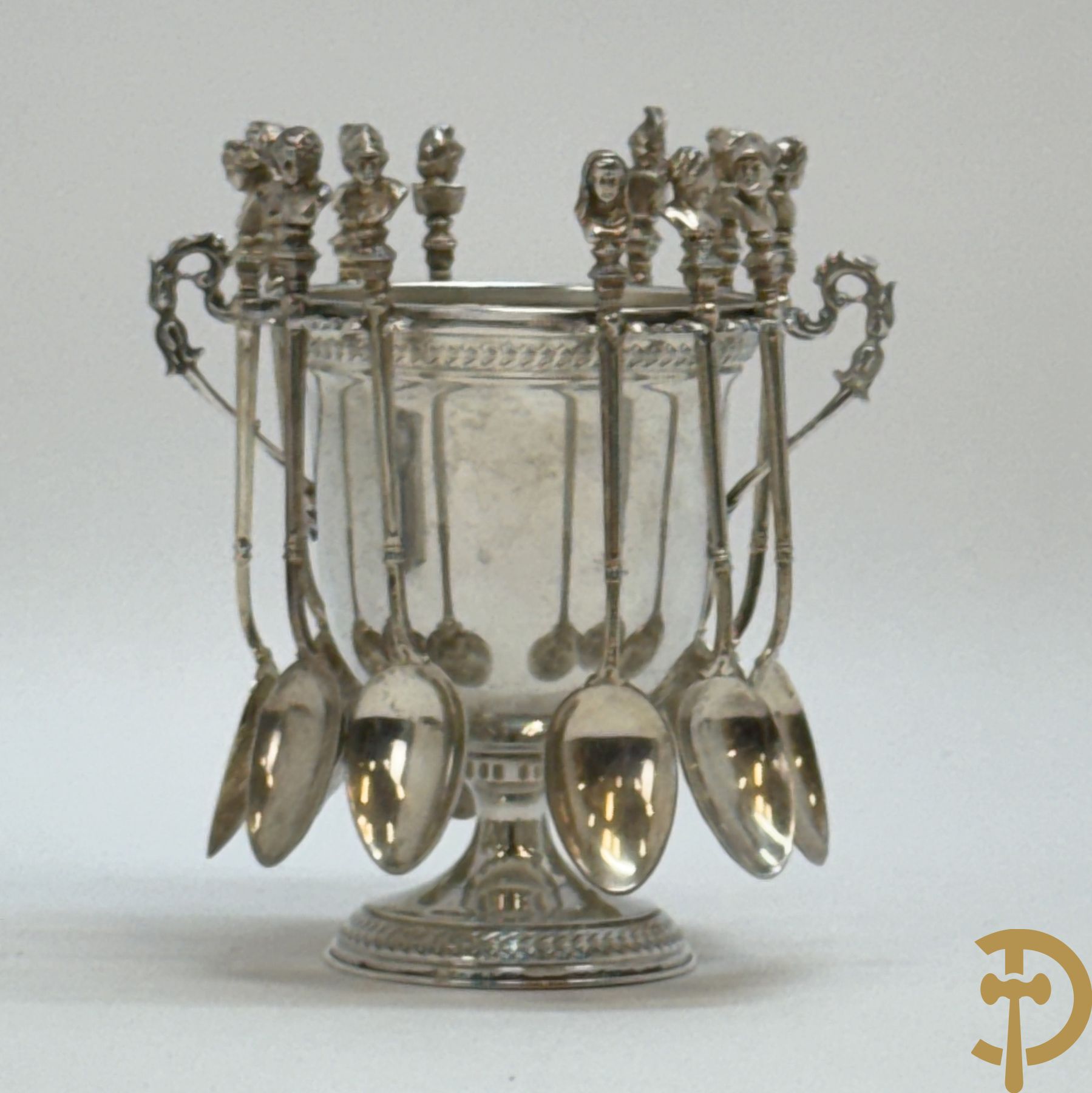 Massief zilveren suikerpot met 12 bijhorende massief zilveren lepeltjes bezet met koppen naar de antieken