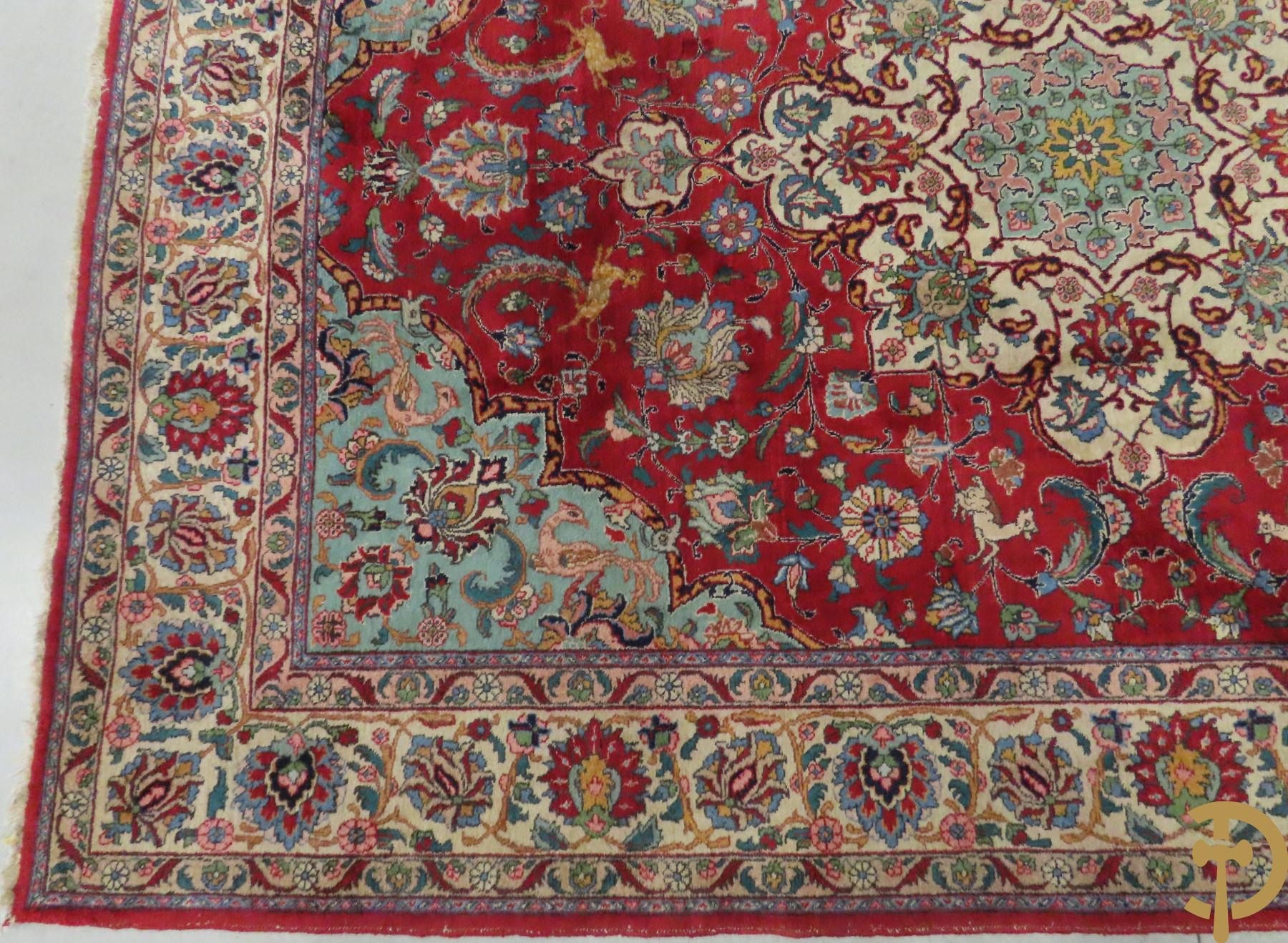 Oosters handgeknoopt tapijt met bloemen, dierenmotieven en centraal decor op rode fond