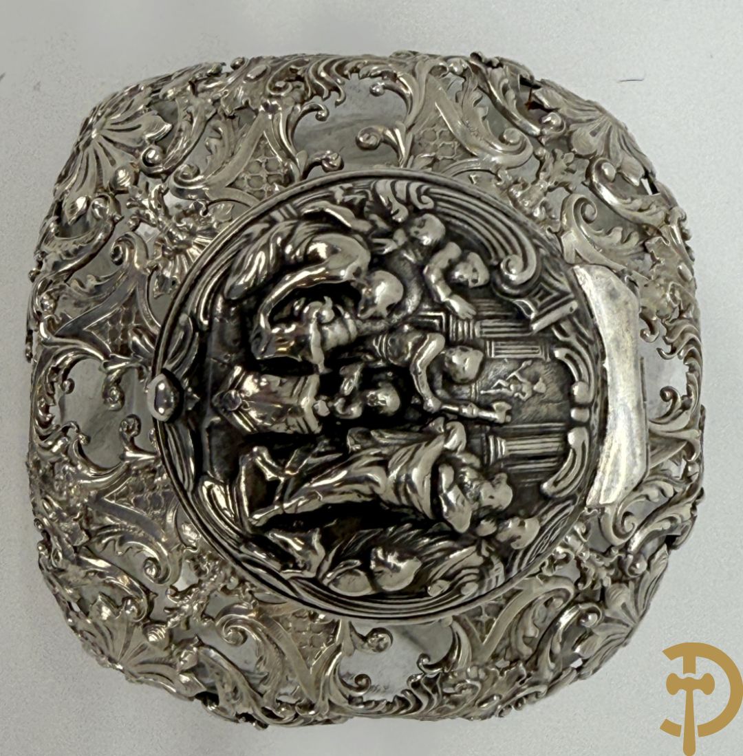 Kristallen flacon met verzilverd omhulsel en geanimeerd tafereel + kristallen coupe met verzilverde rand + kristallen coupe met vergulde louis XVI strikken en guirlandes