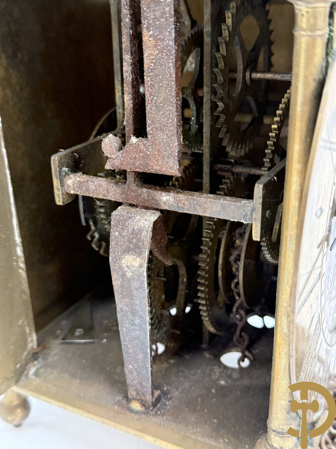 Twee koperen lantaarnklokken, gemerkt Tho Moore Ipswich waarvan 1 met bijhorende slinger en gewicht en de andere zonder