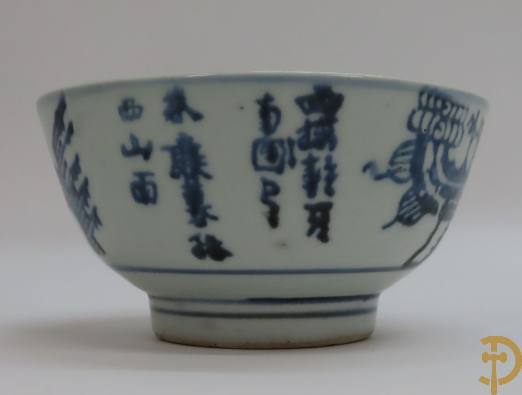 Twee Chinese porseleinen coupes met blauw/wit decor