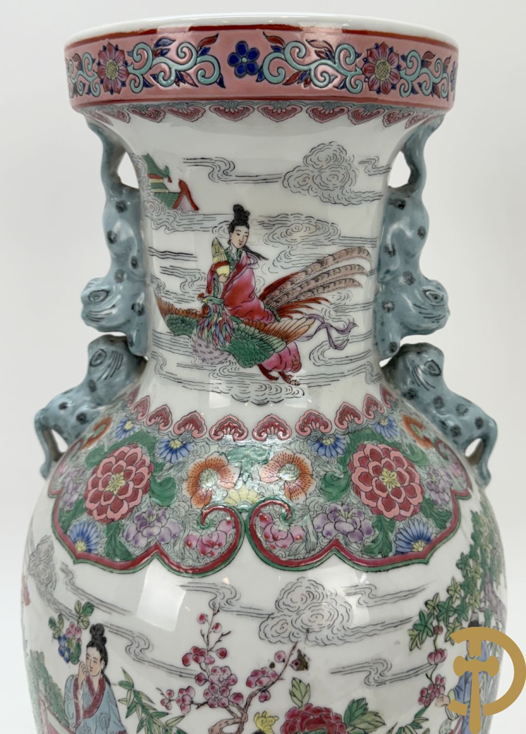 Paar Chinese porseleinen vazen met geanimeerd tafereel