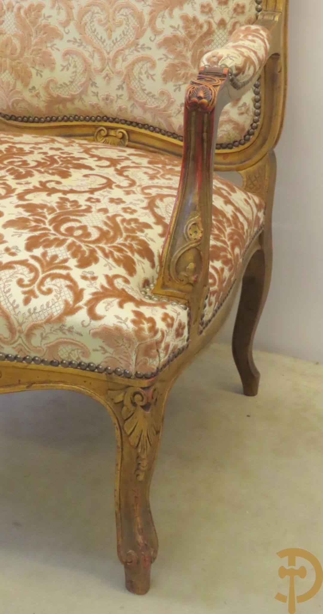 Vijfdelig verguld Louis XV salonensemble bestaande uit canapé en 4 fauteuils - met mooie accanthusranken en bloemensculptuur