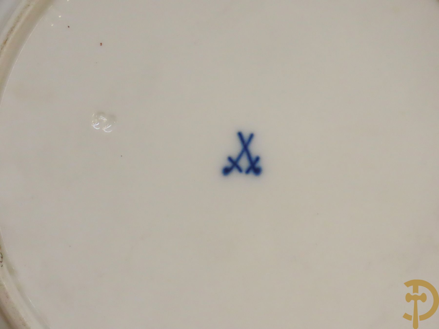 Zes porseleinen borden onder gemerkt met zwaarden / Meissen : 1 bord met stadstafereel, 1 verlucht bord met drakendecor, 1 bord met vogeldecor, 1 met bloemen en 2 met bloemendecor omgeven door vergulde rand