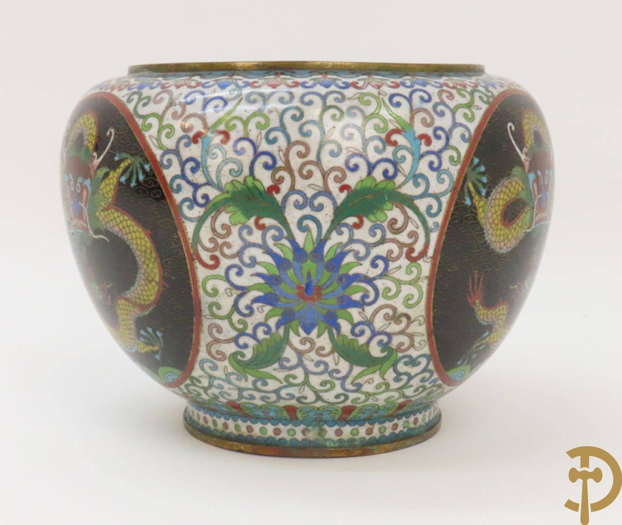 Potiche in cloisoné techniek met decor van draken en olifanten + blauwe cloisoné vaas met bloemendecor op sokkel + kleine cloisoné cachepot + cachepot met drakendecor