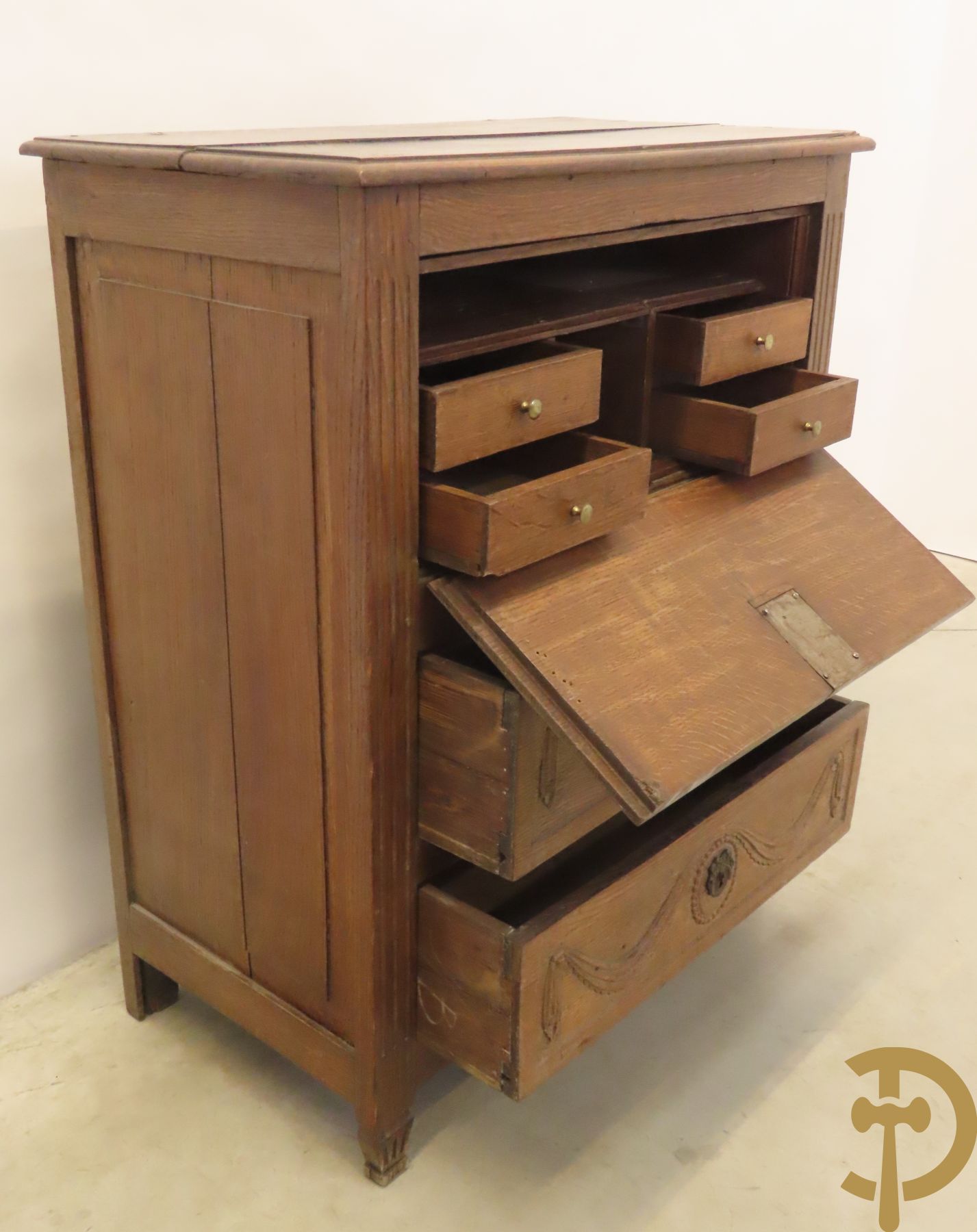 Massief eiken tweeladencommode Louis XVI met bovenaan 3e lade als klep en ingebouwde secretaire