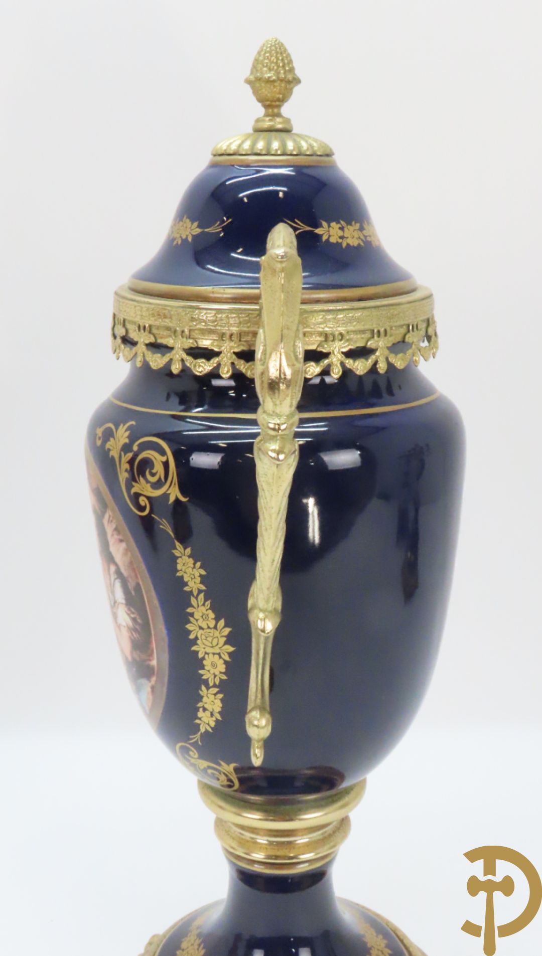 Twee porseleinen Stijl Sèvres cassolettes + dekselpotiche met bloemendecor + vijfarmige kandelaar Sèvres stijl, ACF