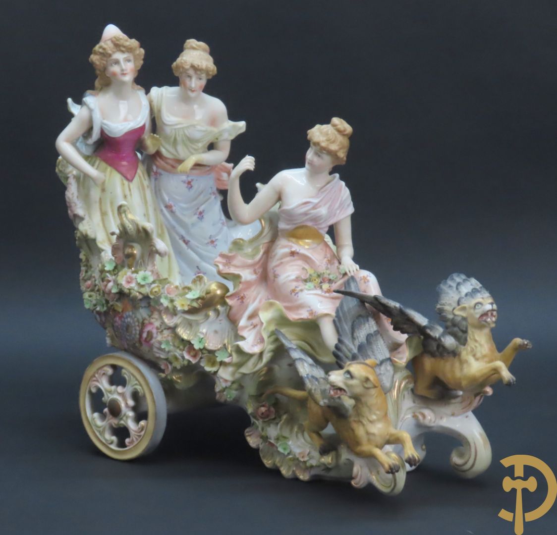 Meerkleurige porseleinen sierwagen slede met 3 dames voortgetrokken door 3 honden, onderaan gemerkt