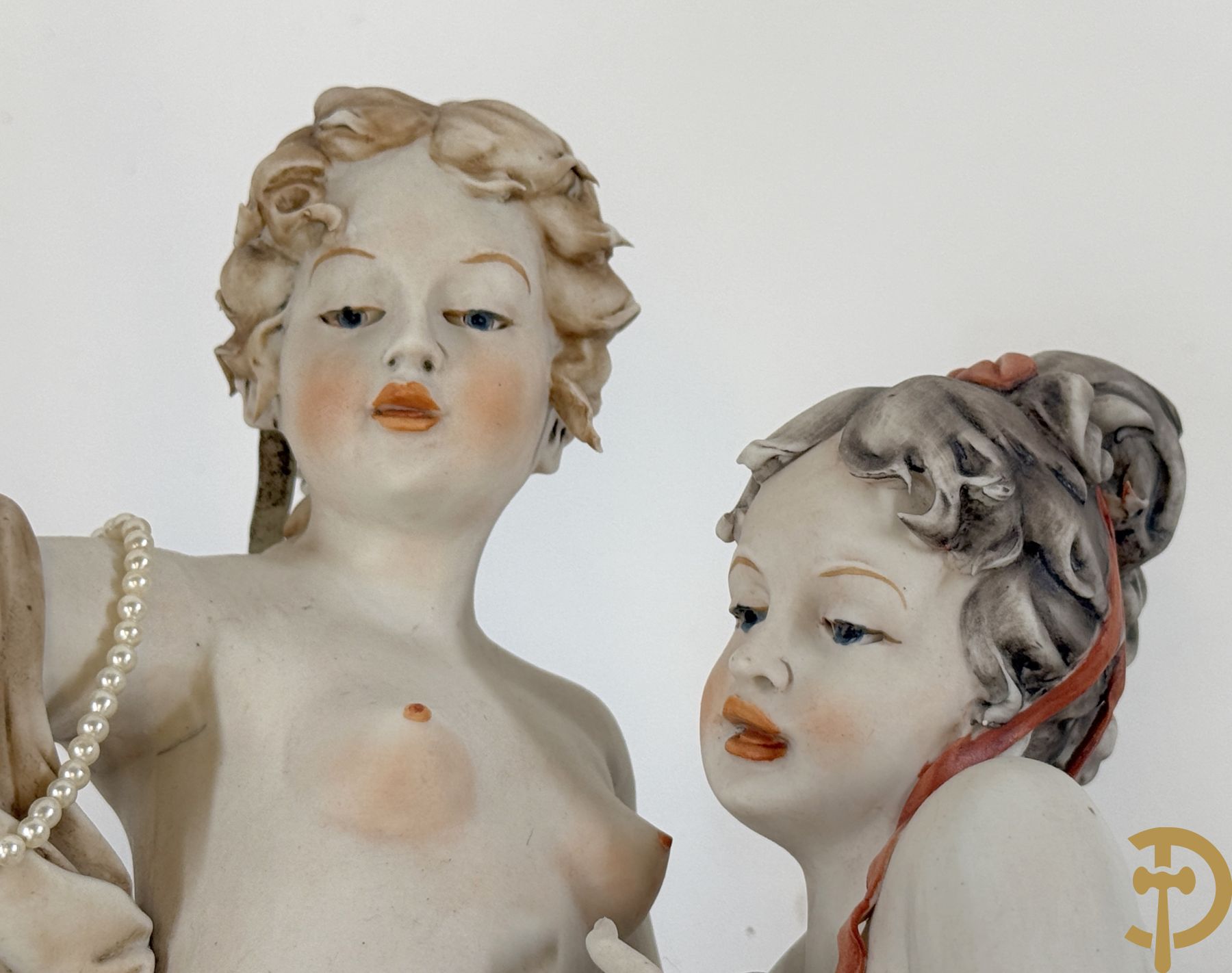 Italiaanse biscuitgroepen w.o. grote groep met 2 liggende naakte dames met zwaan, jongeman op rots, vioolspeler met edeldame, dame met kanten jurk en kinderen + Armani G. getekend 