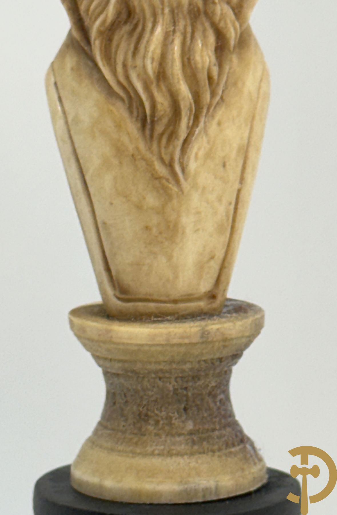 Twee handgesculpteerde hertegeweien in de vorm van een doodskop onder globe