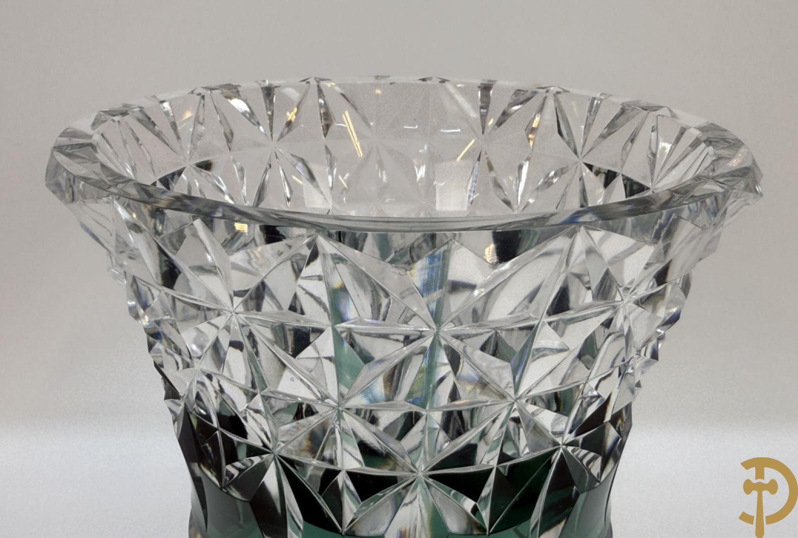 Gekleurde bolvormige kristallen handgeslepen Val-Saint-Lambert vaas, gemerkt 1197 + groene krsitallen Val-Saint-Lambert vaas + rode geslepen Val-Saint-Lambert vaas