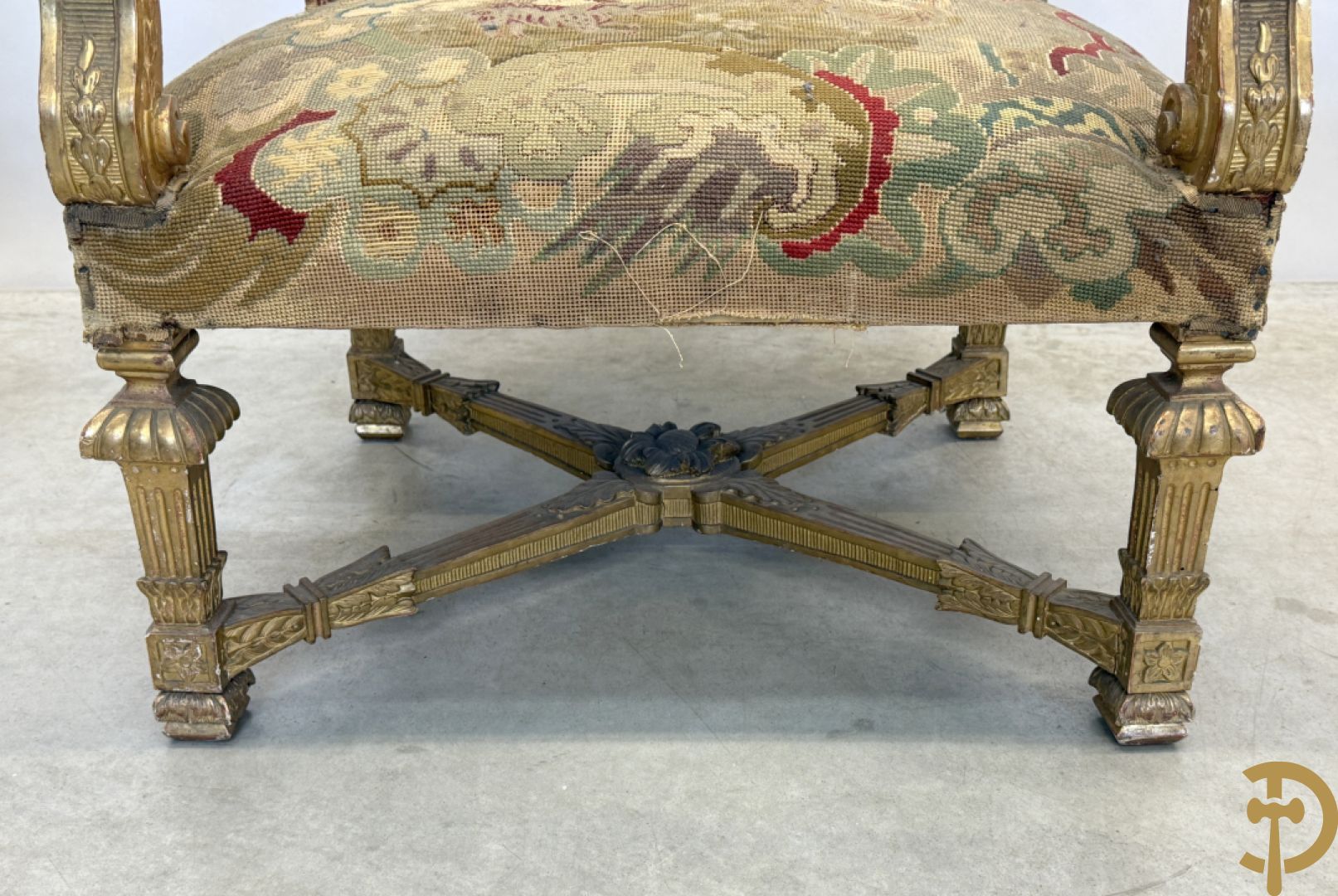 Vier vergulde Louis XIV kasteelarmzetels met geanimeerde scènes in petit points, 19e