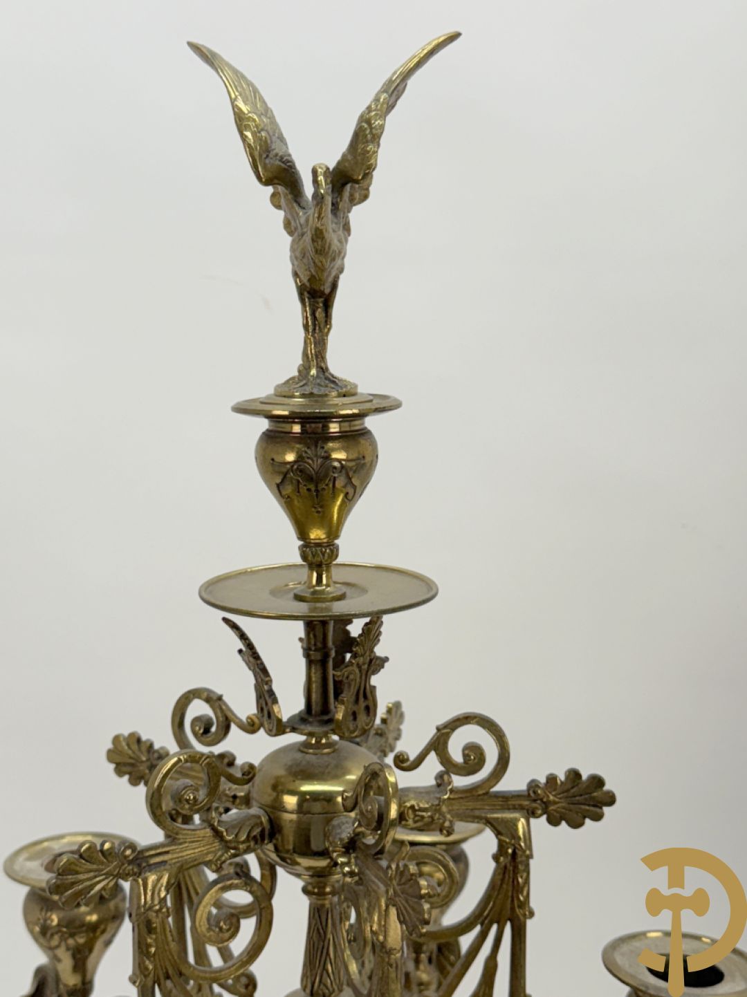 Zwart marmeren garnituur Napoleon III bestaande uit paar bronzen vuurrvergulde vijfarmige kandelaars bezet met vogels op zwarte marmeren basis met hertenkoppen + zwart marmeren middenstuk met klok bezet met hertenkoppen (zonder beeld)