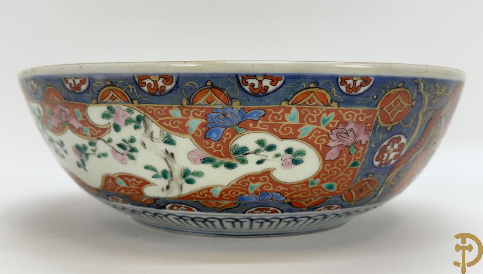 Japanse porseleinen Imari coupe met drakendecor omgeven door personages