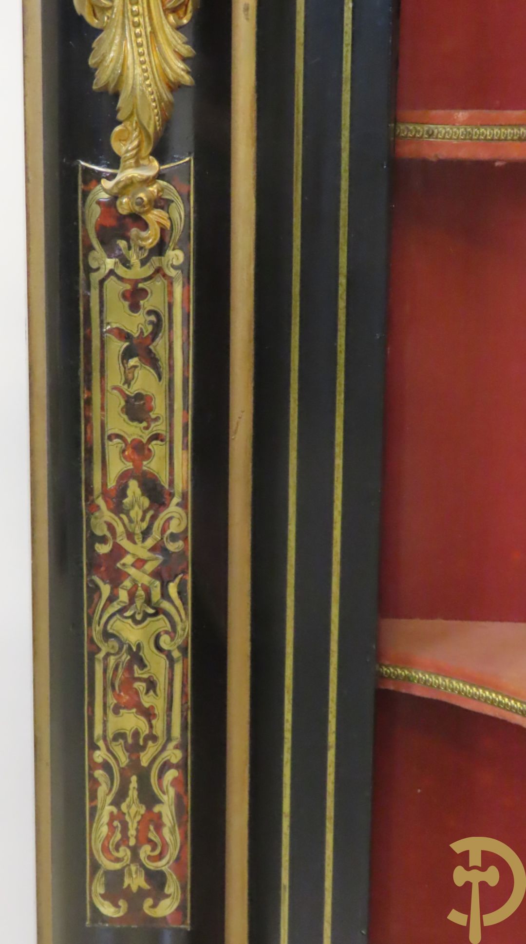 Napoleon III dressoir, centraal met bronnen plakkette omgeven door Louis XVI strik, met 2 zijdelingse vitrines met gebogen glas - stijlen bezet met bronzen dameshoofden