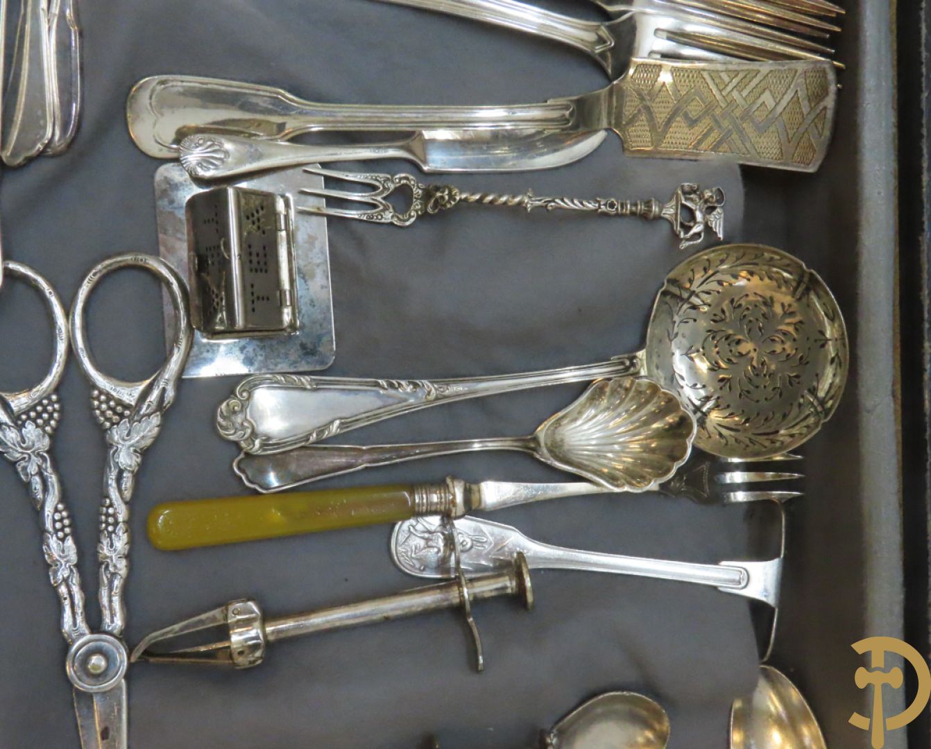 Reeks verzilverde kandelaars met rocailles + paar koperen kandelaars + houten kandelaar + 2 tinnen schotels + bestek e.a.