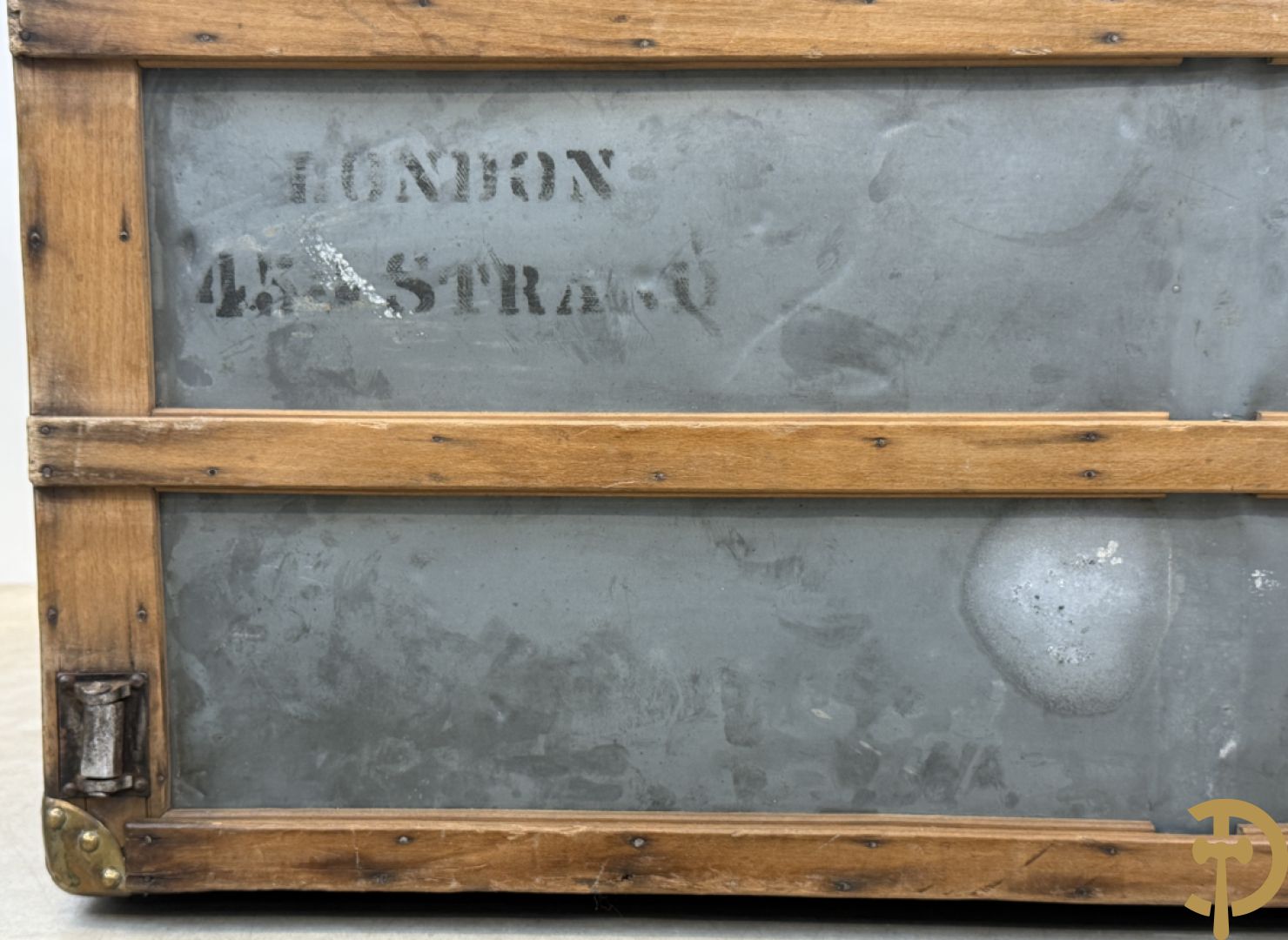 Antieke reiskoffer Louis Vuitton met houten latten, genummerd N41601, met bijhorende sleutel