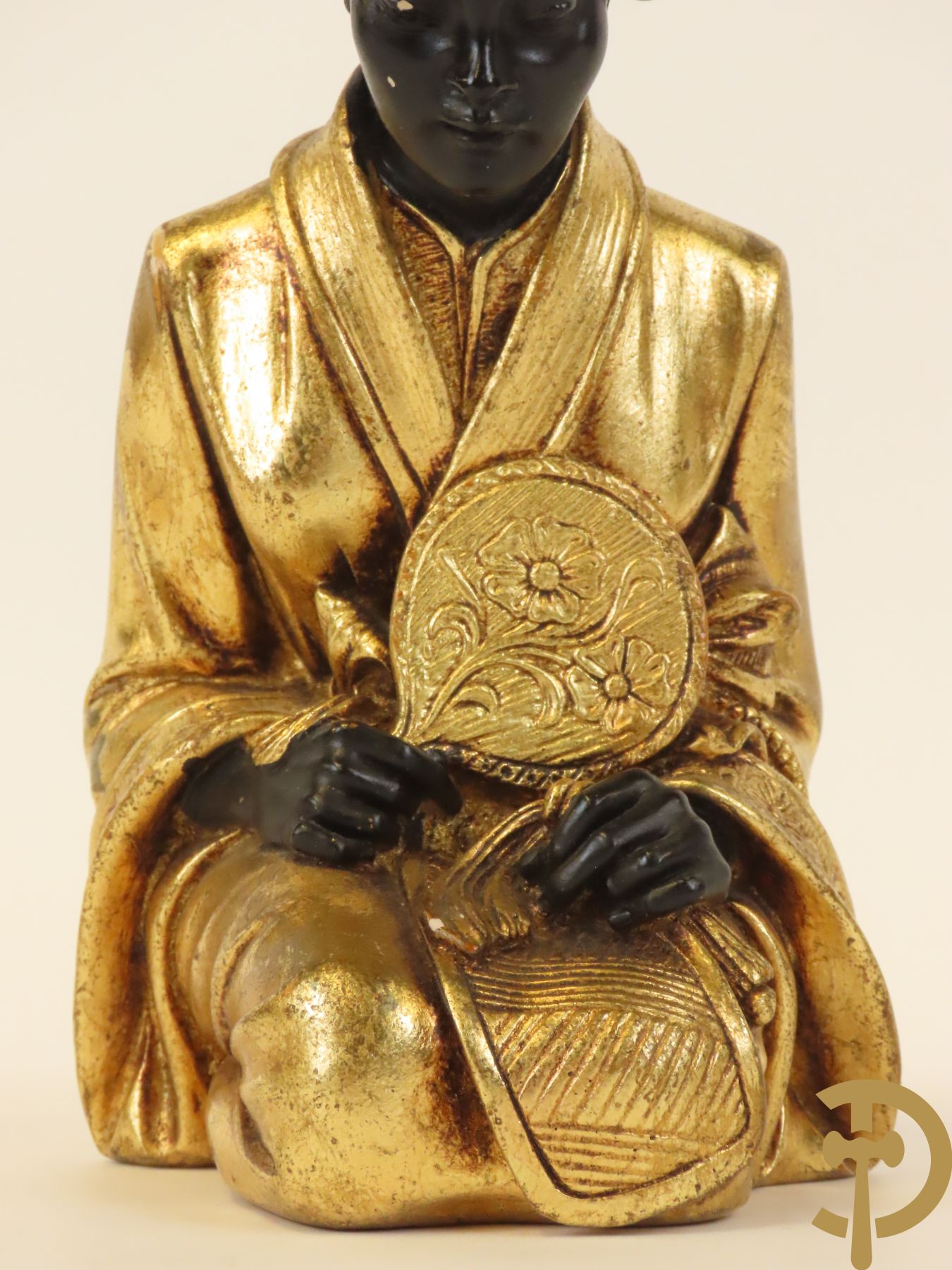 Aziatica bestaande uit bronzen zittende boedisatsvat onder boom, 2 bronzen olifanten met Indische figuren, bronzen zittende boedha, 4 Aziatische houtsculpturen van wijsgeren, Japanse dame in Satsumat en gipsen geknielde geisha