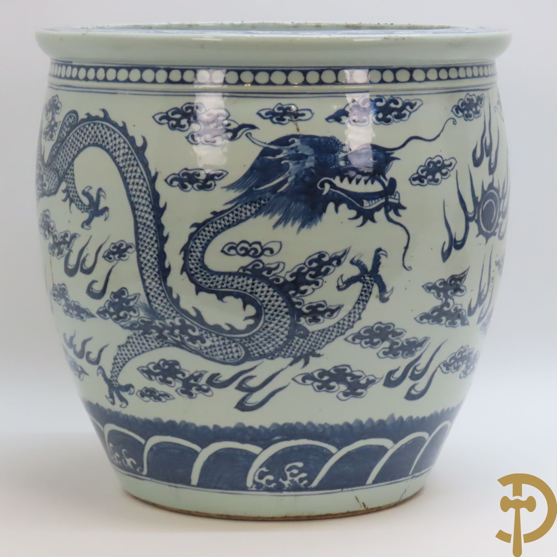 Chinese porseleinen blauw - witte cachepot met met drakenmotieven en wolkendecor