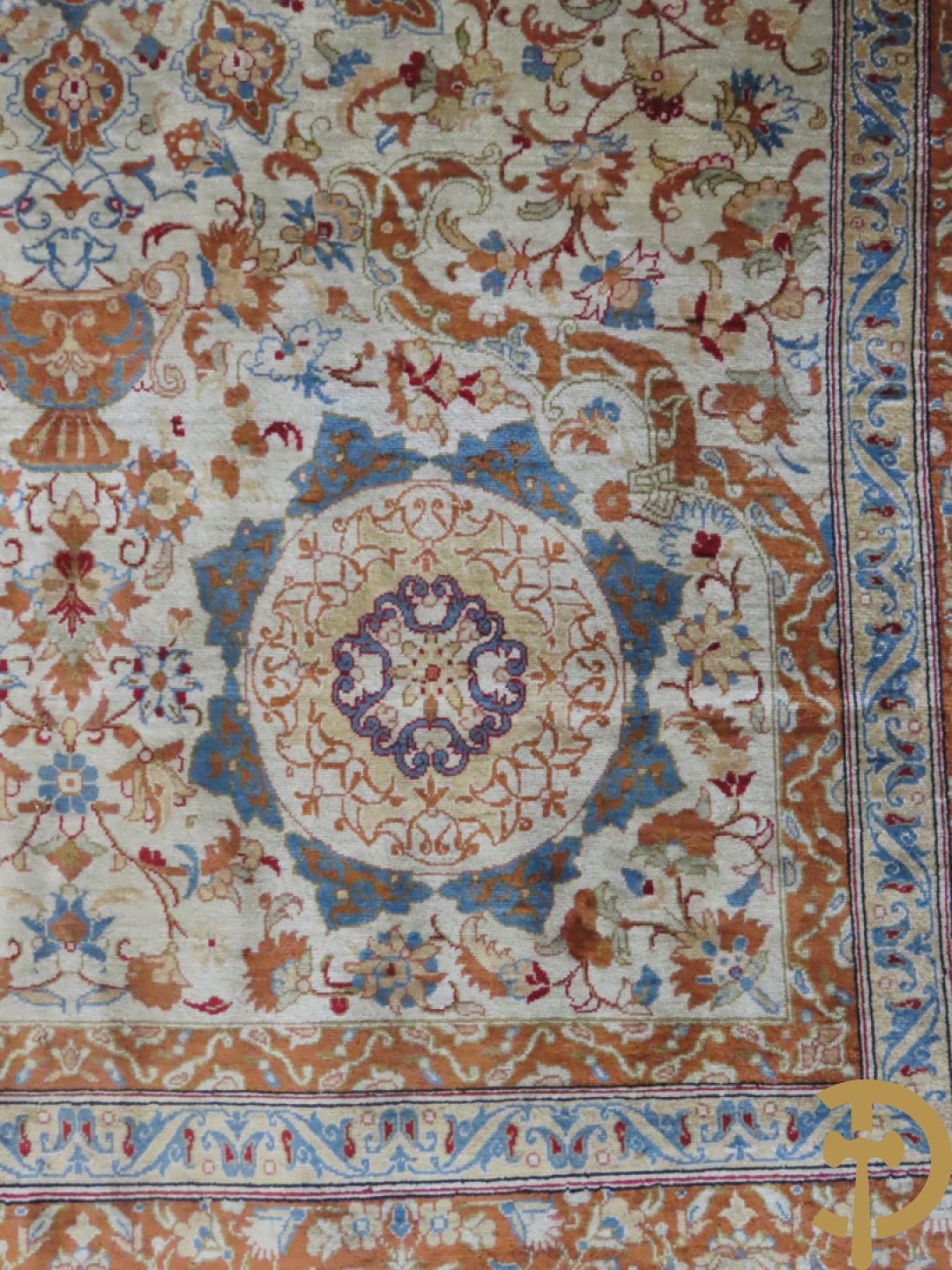 Oosters handgeknoopt gesigneerd tapijt Ghoum zijde op zijde met amforen en bloemenmotieven