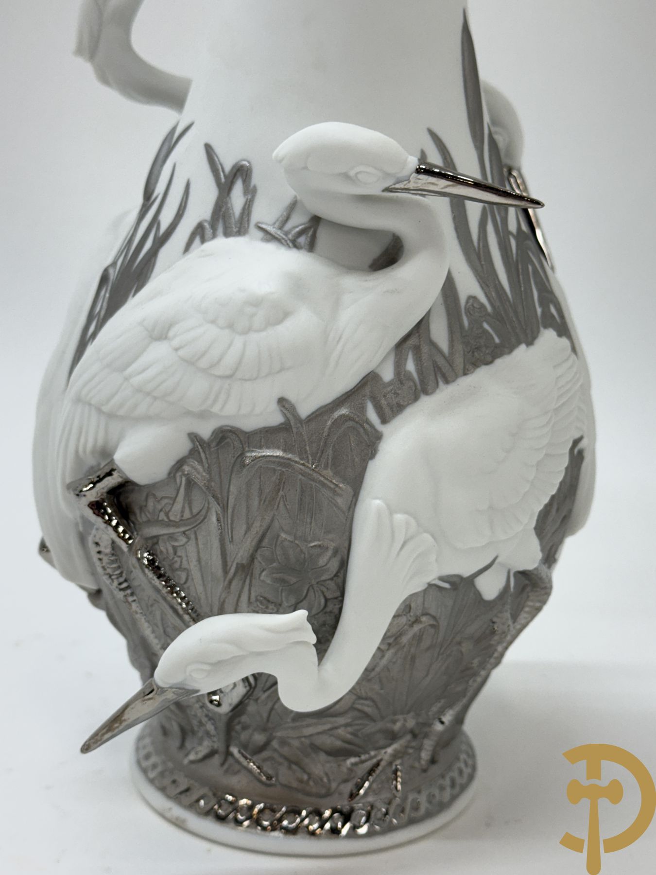 Porseleinen siervaas met decor van 5 zwanen in het riet, Lladro getekend