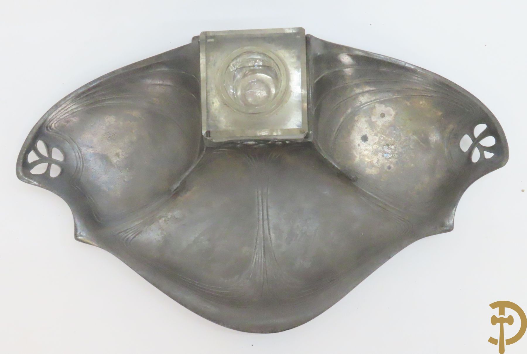 Verzilverde vaas met vogeldecor, Kayser gemerkt + 3 tinnen Art Deco vaasjes w.o. 1 gemerkt Hering + tinnen Art Deco inktstel