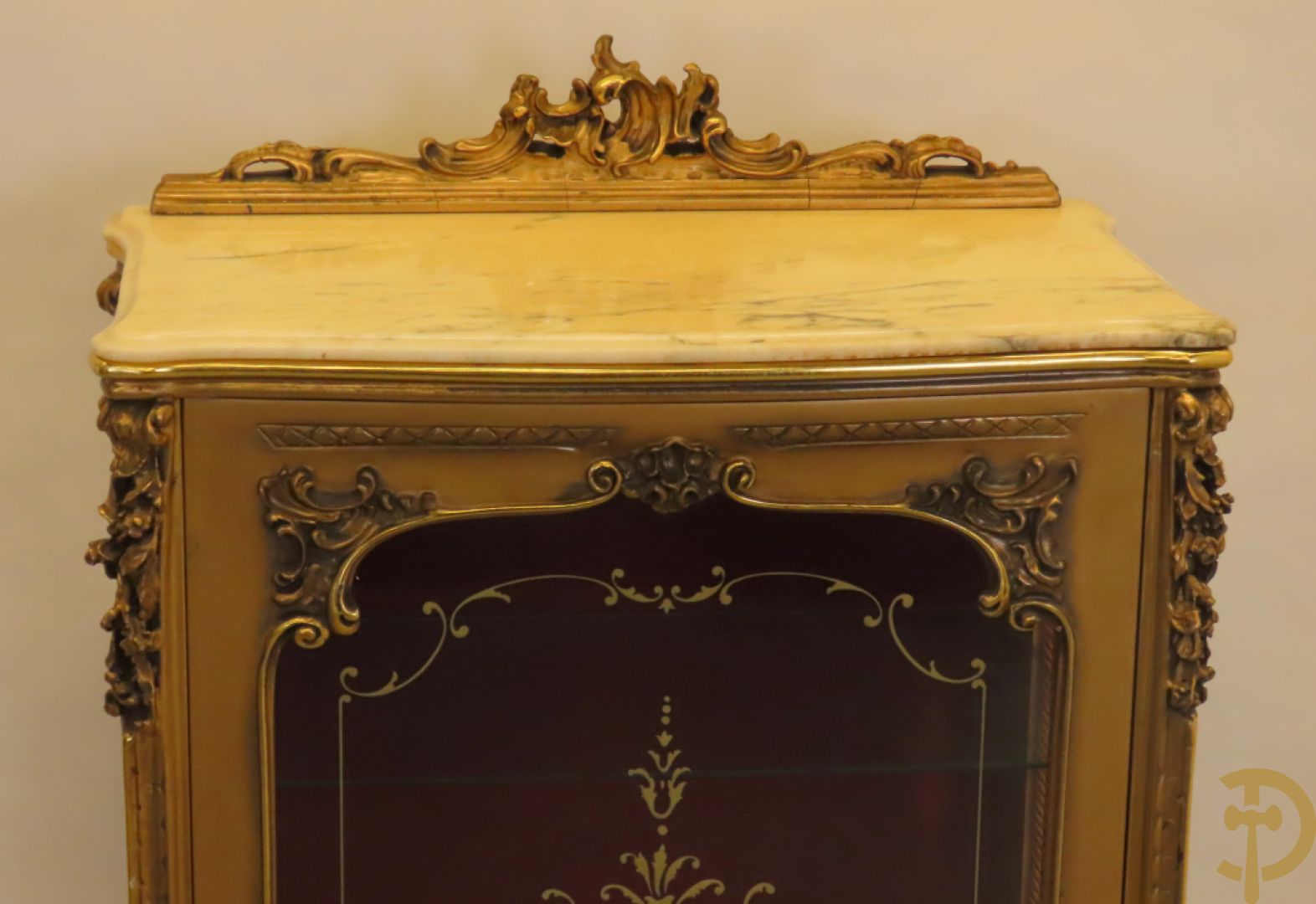 Vergulde vitrine met accanthusranken en ornamentiek in de ruiten geslepen, bovenaan bezet met marmeren blad