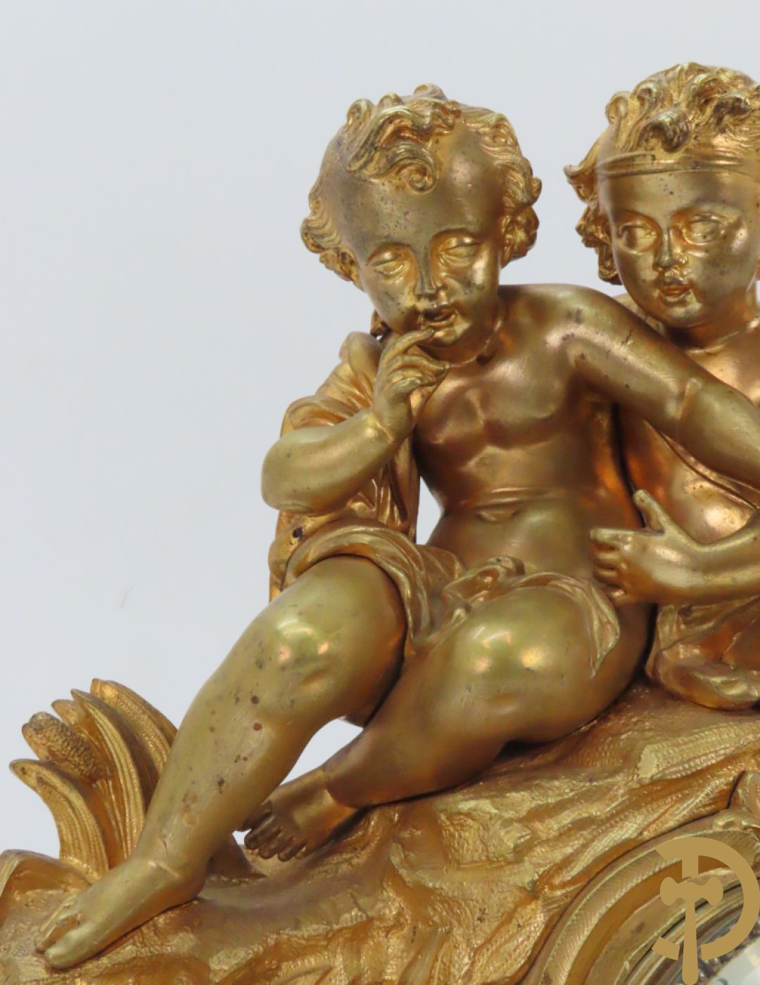 Bronzen schouwklok bezet met 2 cupido