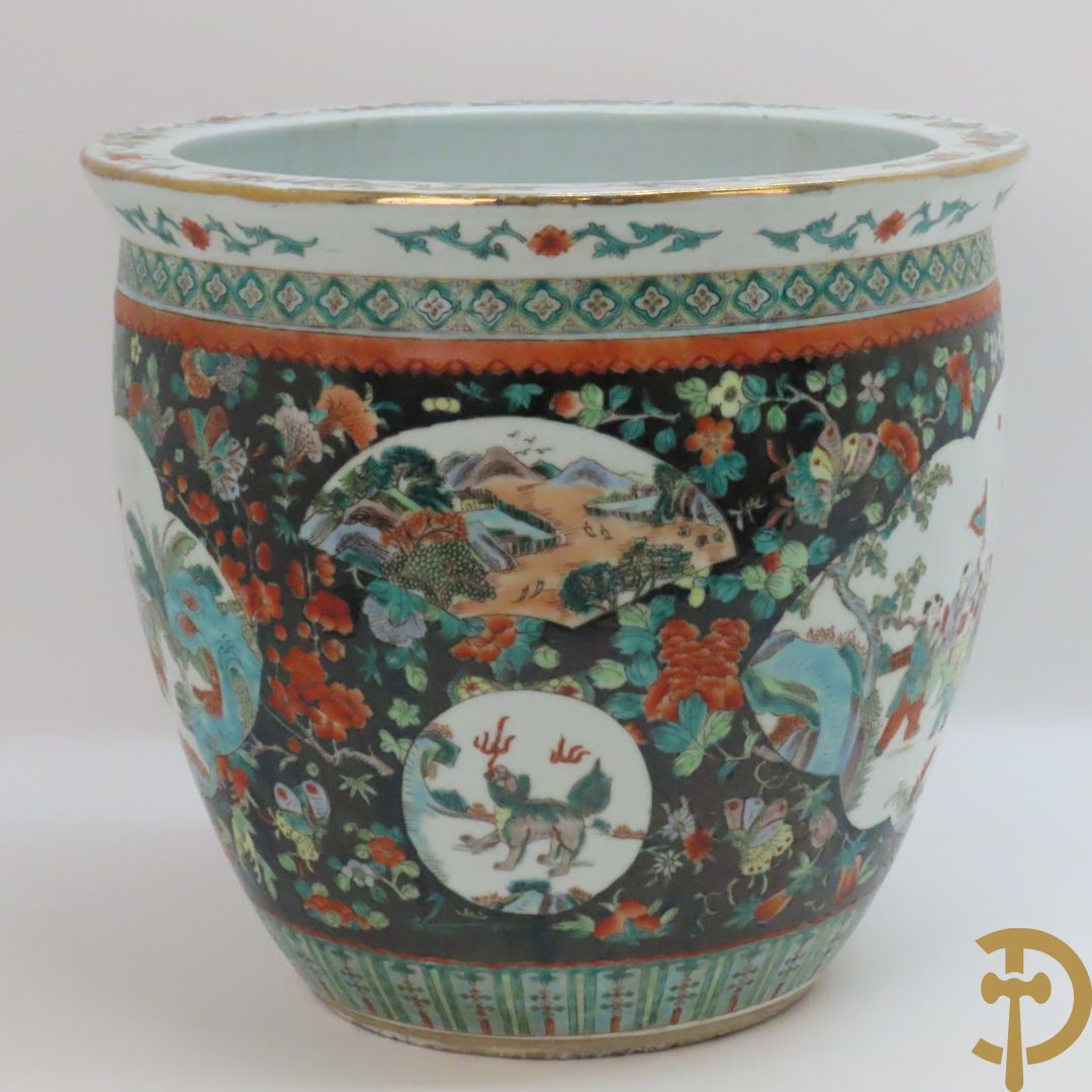 Chinese porseleinen cachepot met geanimeerd decor op zwarte fond met bloemen