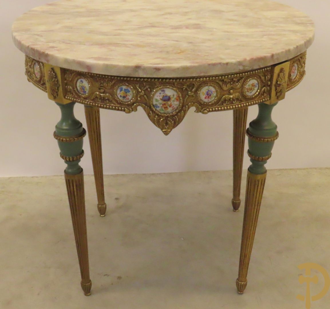 Koperen ronde bijzettafel bezet met porseleinen plakkettes