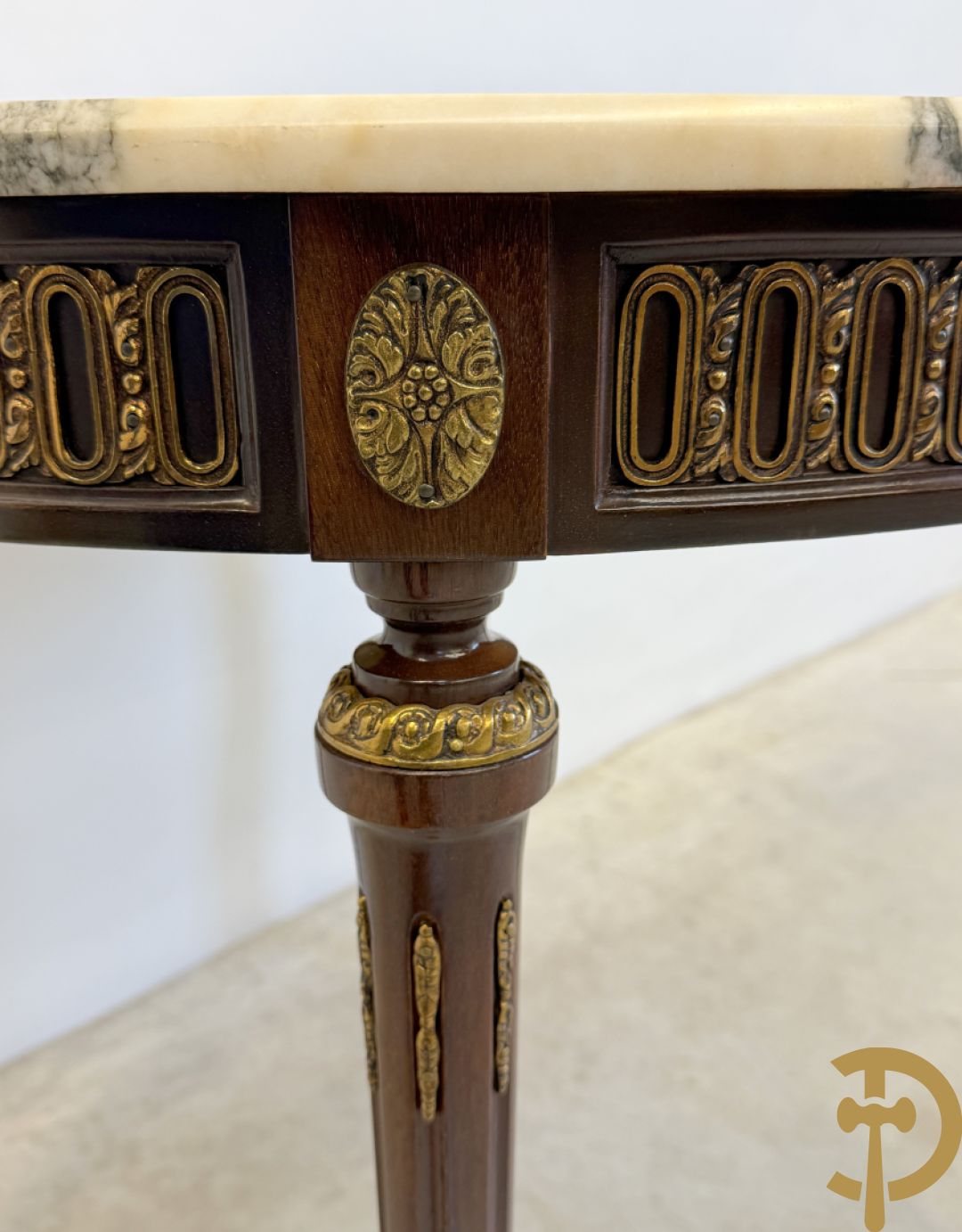 Ronde salontafel met bronsbeslag en marmeren blad op gecanneleerde poten