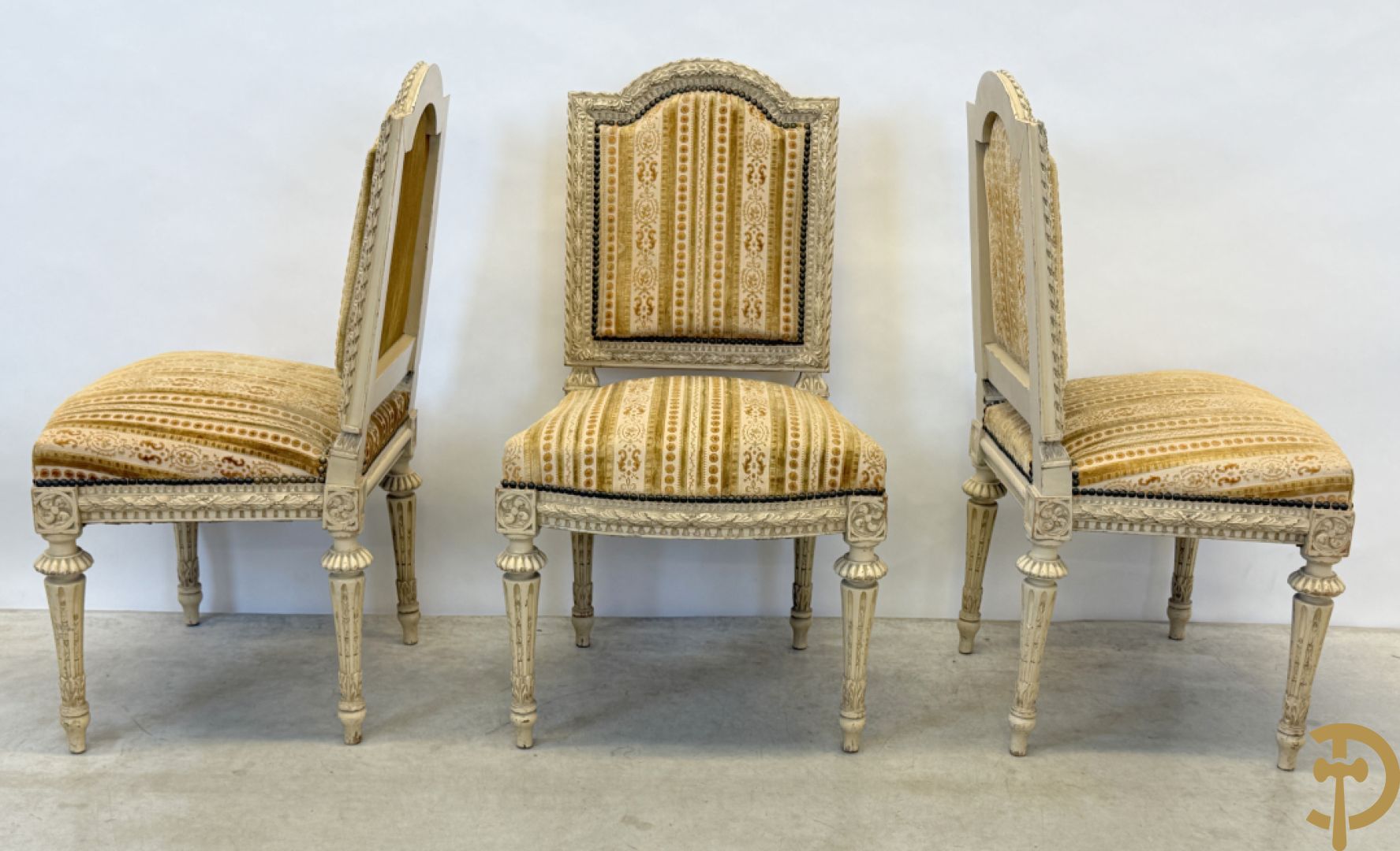 Gemonochromeerd salonensemble met gesculpteerde bladranken bestaande uit canapé, 2 armzetels en 3 stoelen