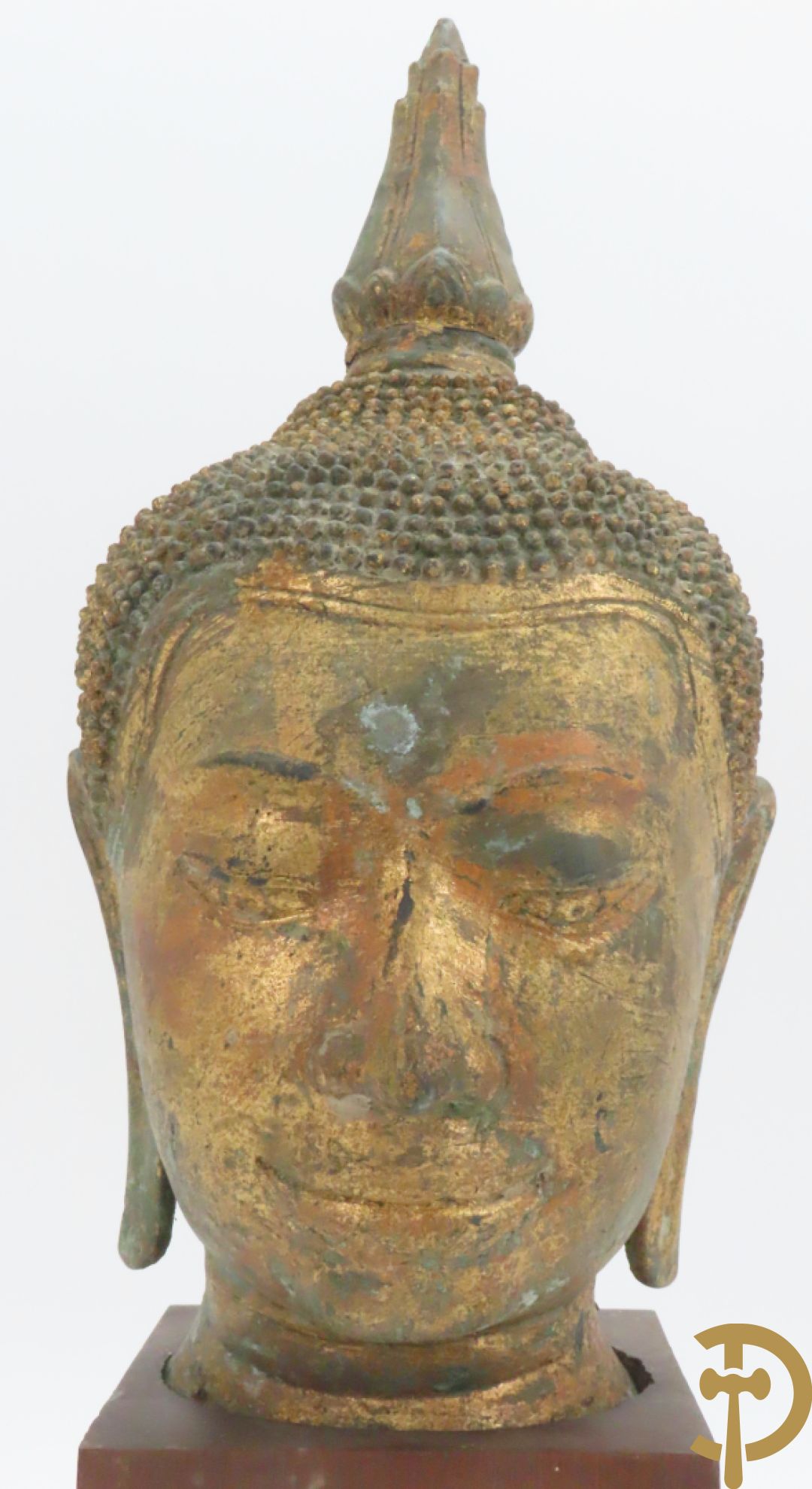 Koperen boedhahoofd op houten sokkel