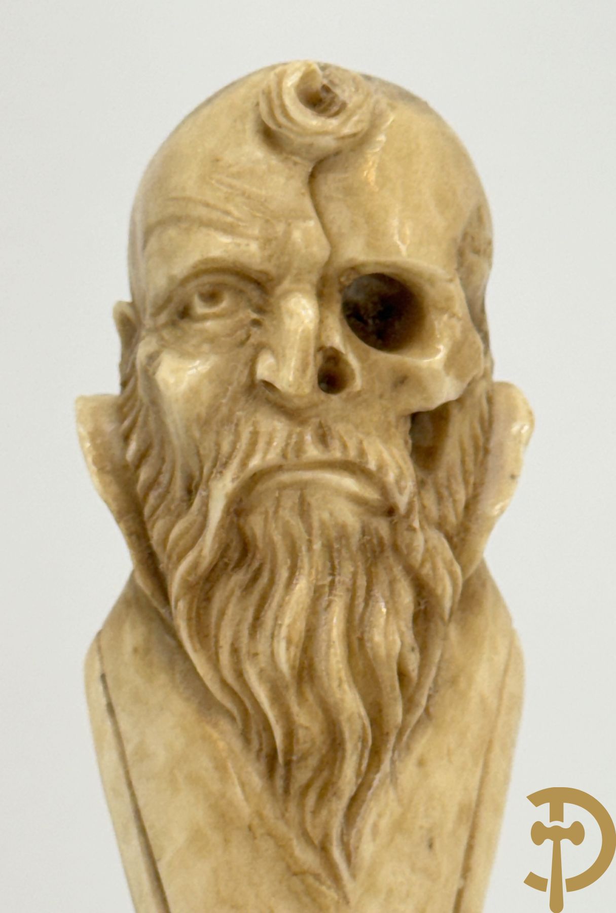 Twee handgesculpteerde hertegeweien in de vorm van een doodskop onder globe