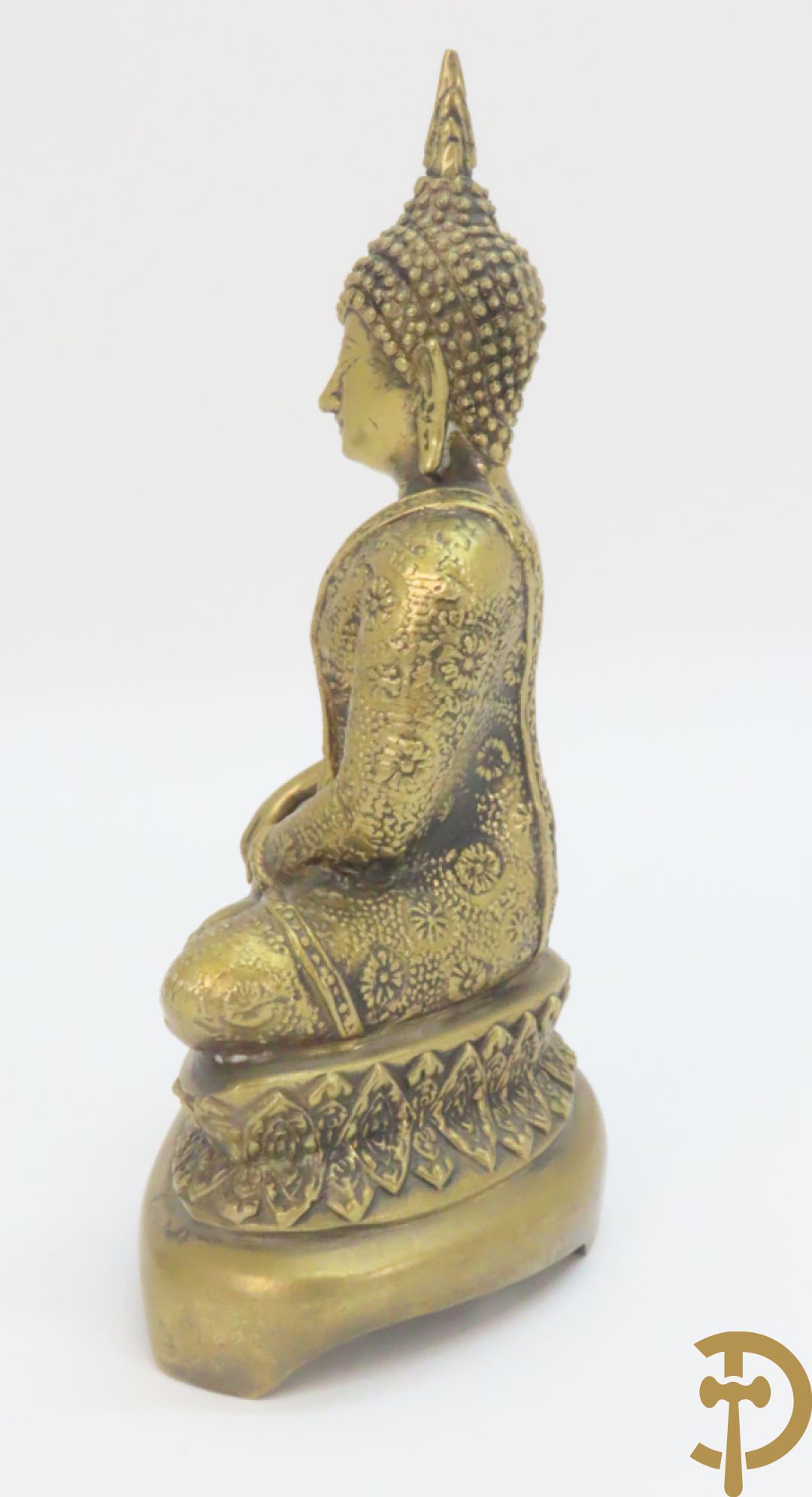 Bronzen zittende boedha + boedha in verweerd metaal