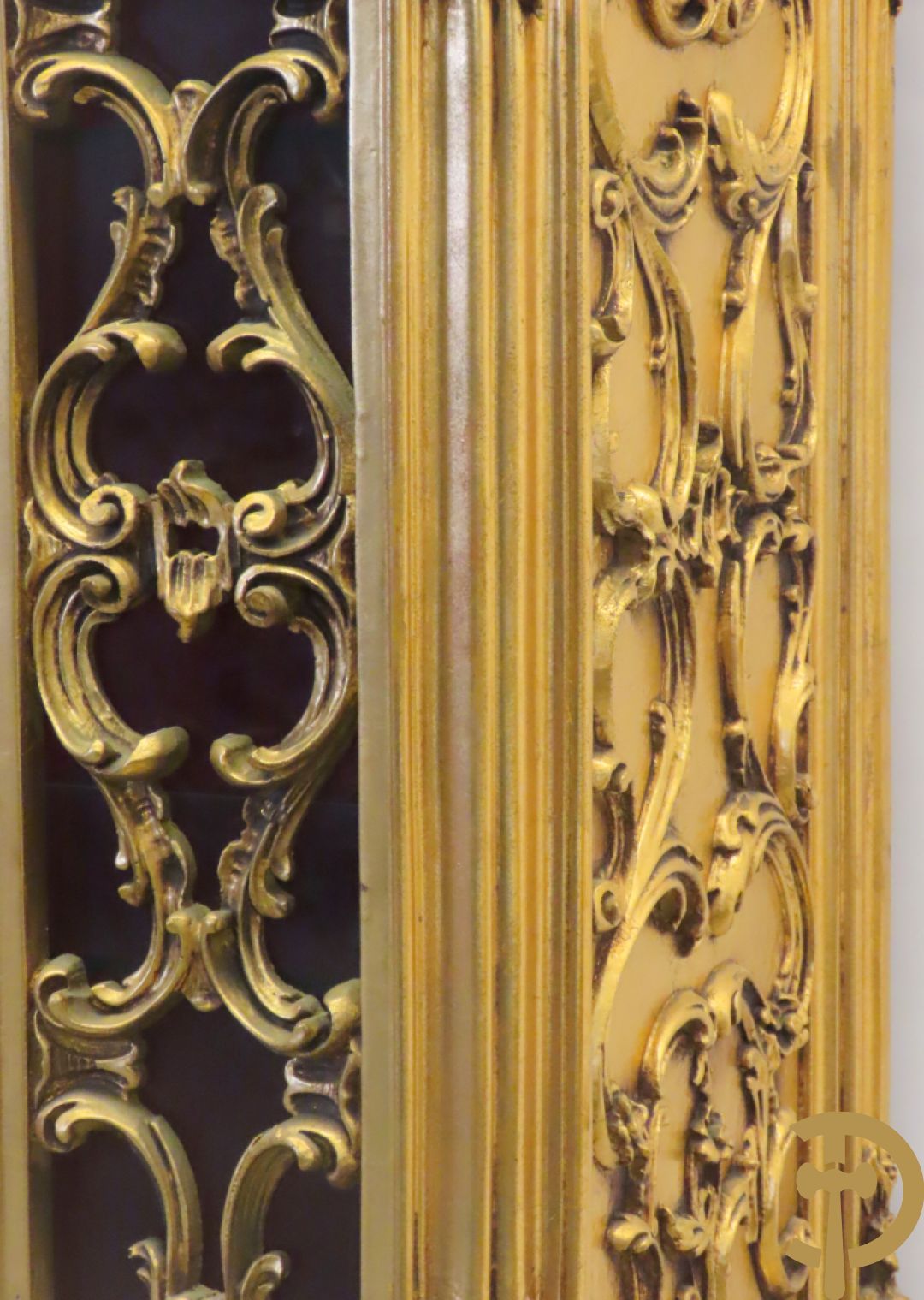 Uitzonderlijke vergulde Louis XV eetkamer bestaande uit vijfdeursdressoir met voluutvormige accanthusranken en rocailles, beschilderd met bloemenmotieven en centraal tafererel met hoornen des overvloeds + bijhorende spiegel vergulde tafel op voluutvormige poten met zes bijhorende stoelen + vitrine met accanthusranken en centrale deur, op voluutvormige poten