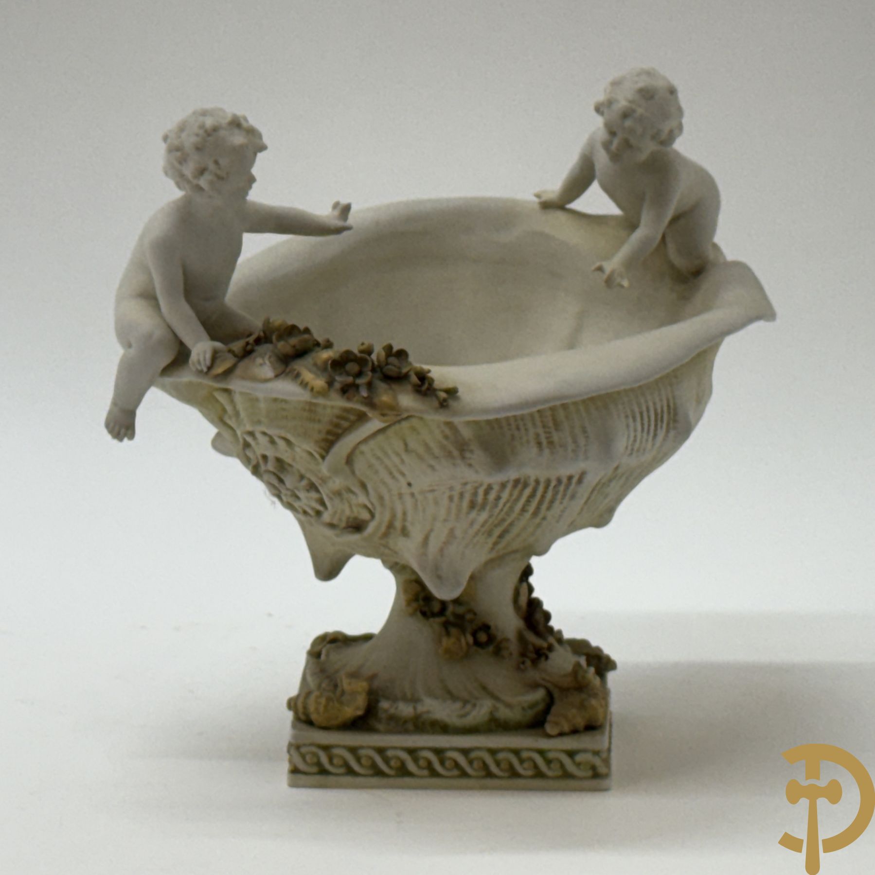 Biscuit coupe rocaille met 2 cupido