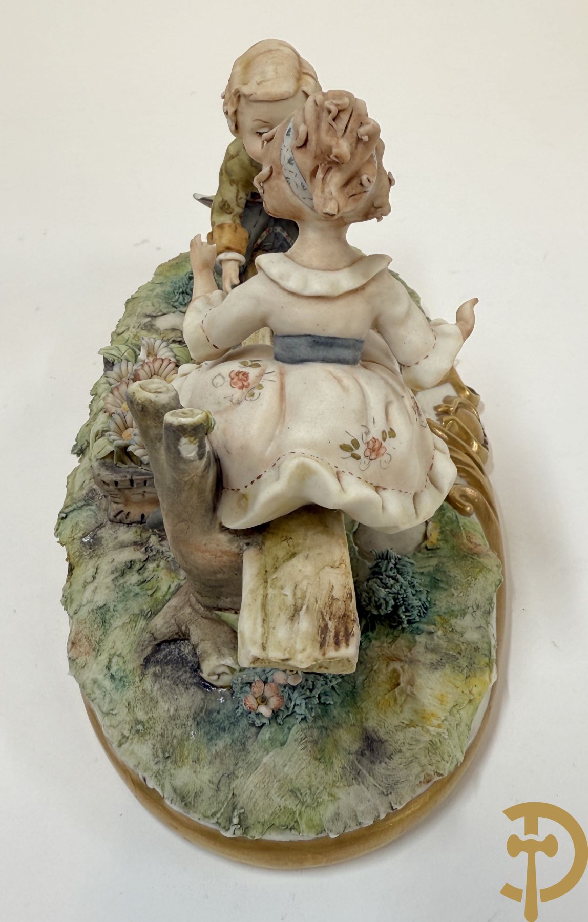 Twee grote Italiaanse groepen in 
gekleurde biscuit : jongens plukken appels - onderonsje aan tafel + 4 groepen in gekleurde Italiaanse biscuit