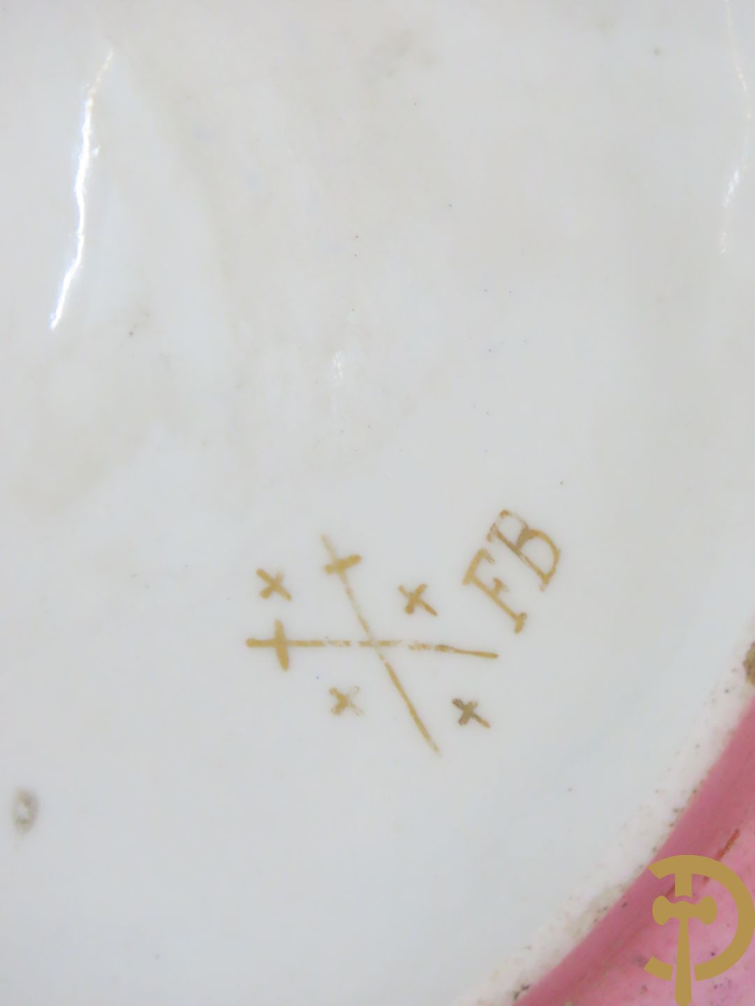 Franse porseleinen dekselpotiche bezet met decor van vogelmotieven en Louis XVI strikken, FB gemerkt