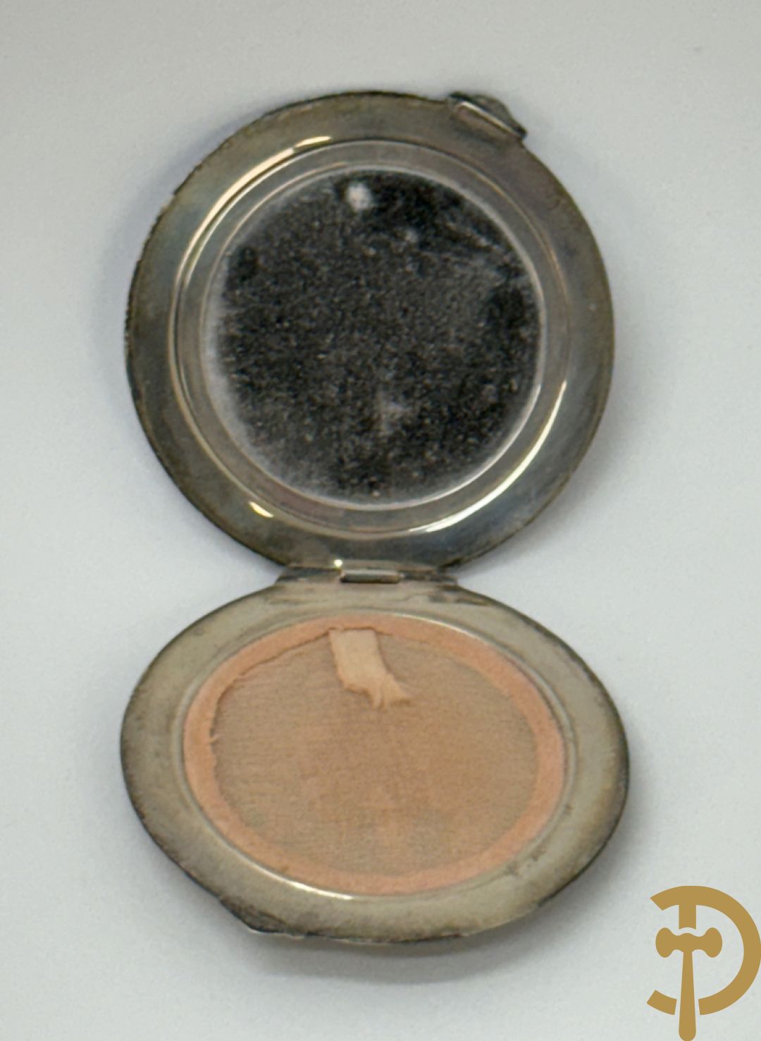 Massief zilveren sigarettenhouder bezet met email bovenaan, Engels gemerkt, in schrijn + massief zilveren poederdoos bezet met email in schrijn