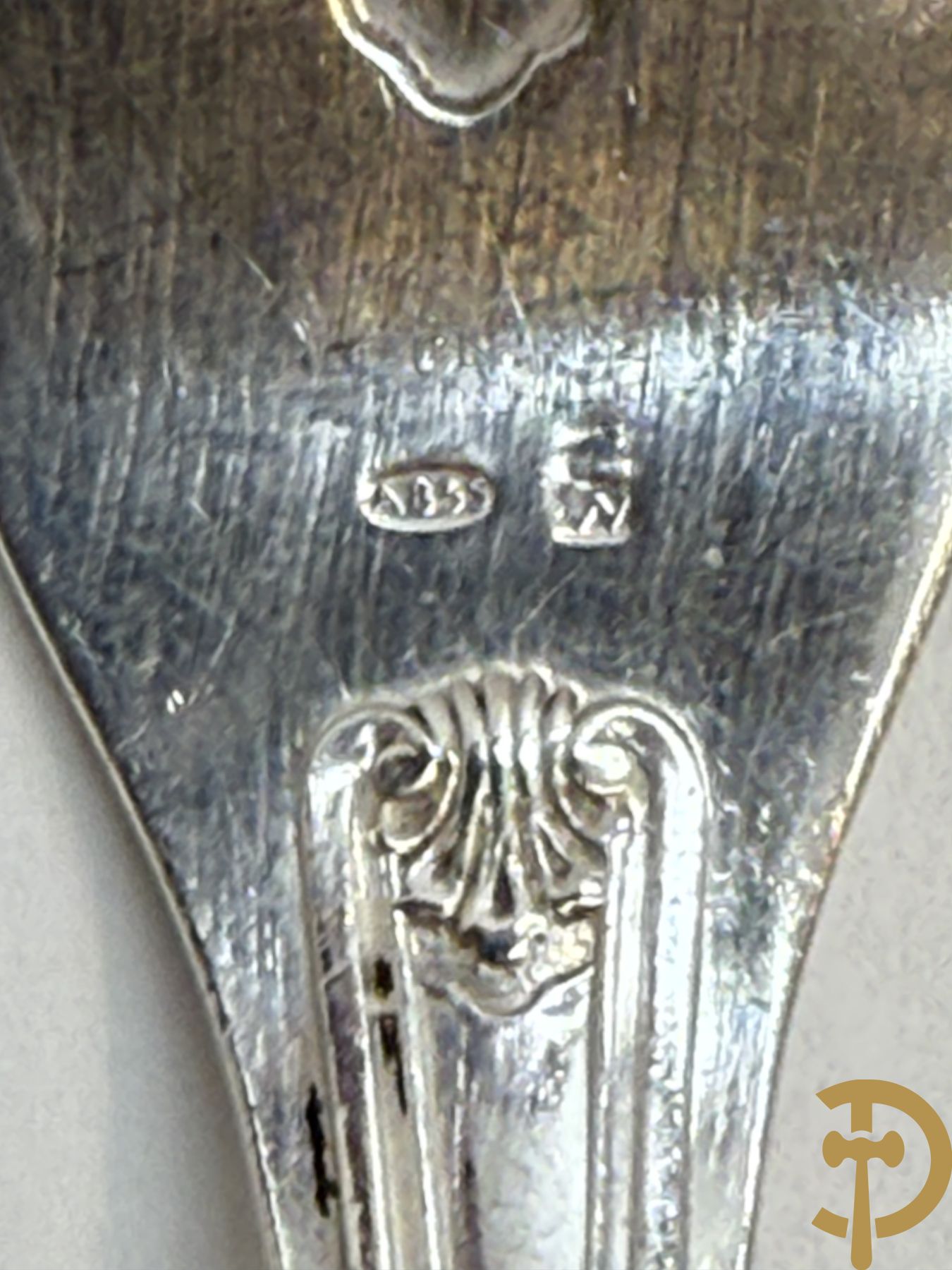 Massief zilveren bestek Wolfers bestaande uit 12 vorken (979 gram), 12 lepels (1028 gram), 11 messen, 12 visvorken (553 gram), 12 vismessen (690 gram), 12 dessertmessen, 10 koffielepels (296 gram), 12 ijslepels (369 gram), 3 botermesjes en scheplepeltje (165 gram), 5  grote stukken (samen 557 gram) waarvan slacouvert, 2 taartscheppen en wildvork + sauslepel met zelfde decor maar Metal Blanc