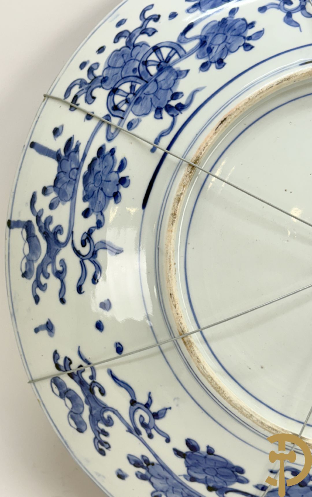 Grote Japanse Imari schotel met decor van draken, vissen en bloemen