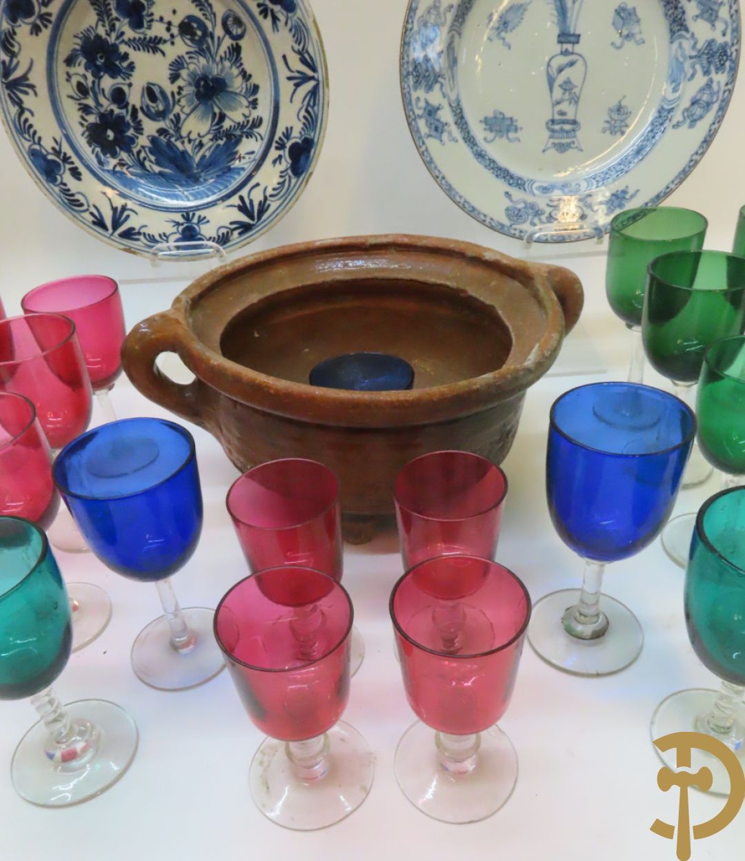 Mondgeblazen gekleurd glasservies + Chinees blauw/wit bord + Delfts bord + Vieux Bruxelles vaasjes e.a.