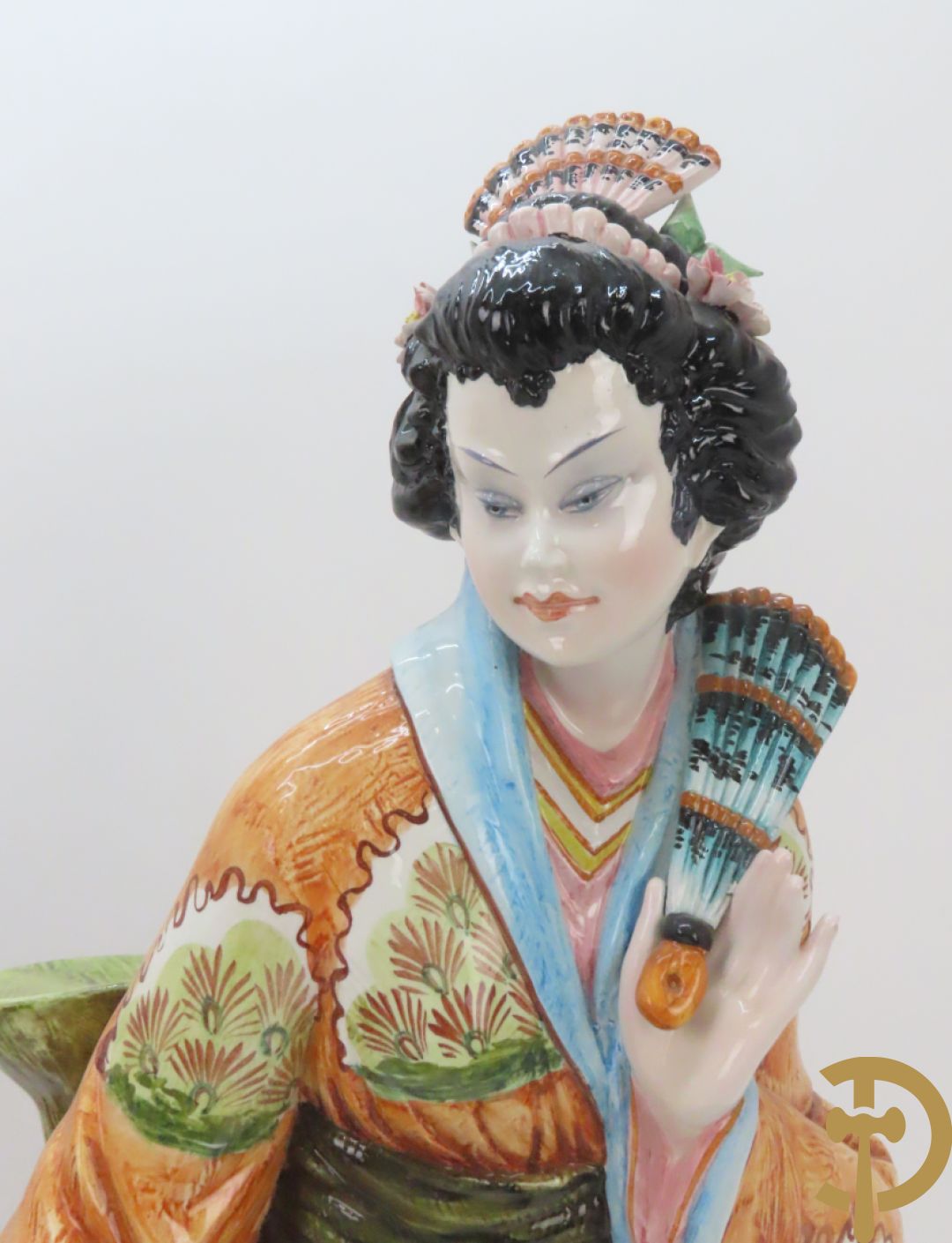 Twee Italiaanse beelden van oosterse dame met bloemen, getekend achteraan Polouioto en oosterse man met snaarinstrument in meerkleurige faience